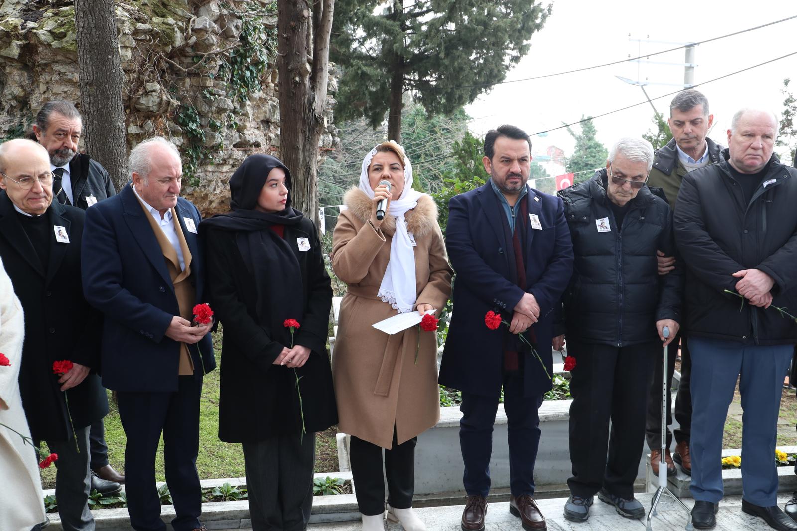 Efsane başkan Leyla Atakan vefatının 55. Yılında mezarı başında anıldı (5) Efsane başkan Leyla Atakan vefatının 55. Yılında mezarı başında anıldı (5)