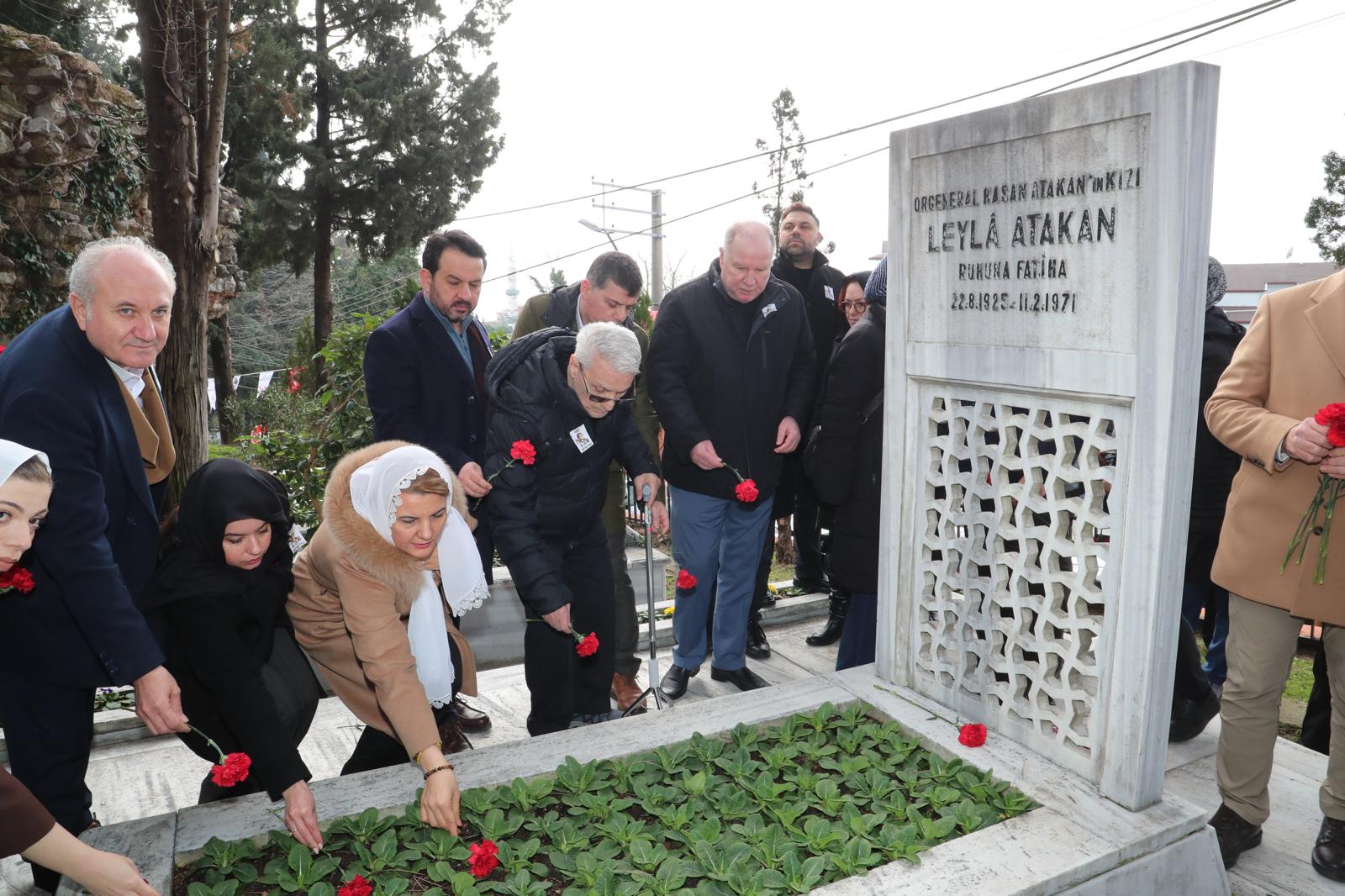 Efsane başkan Leyla Atakan vefatının 55. Yılında mezarı başında anıldı (8) Efsane başkan Leyla Atakan vefatının 55. Yılında mezarı başında anıldı (8)