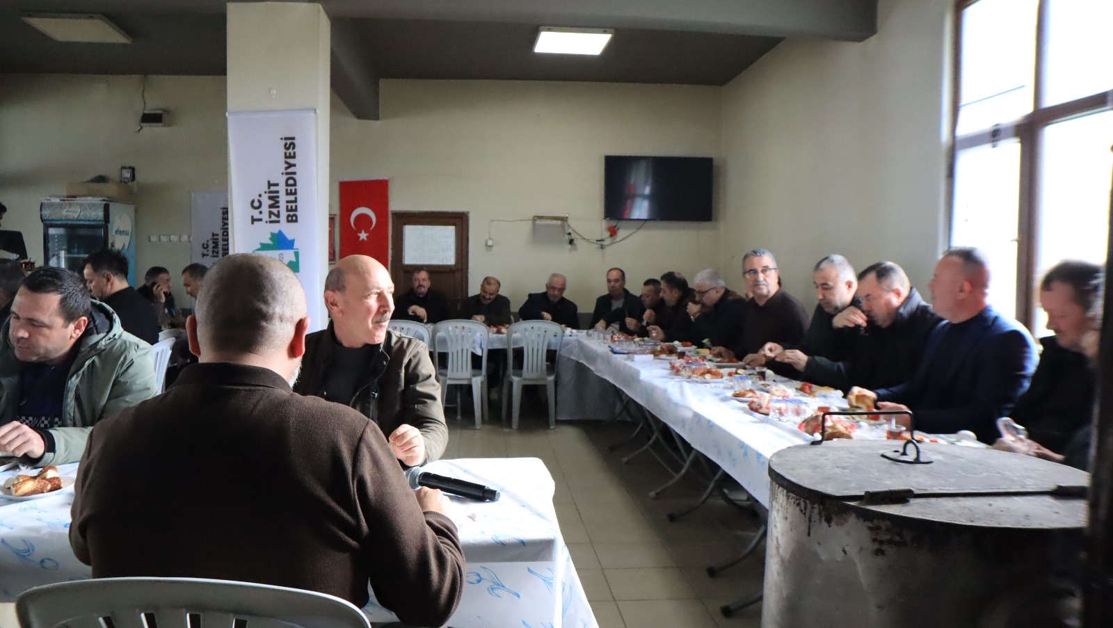 Izmit Belediyesi, Durhasan'da kirsal mahallelerin muhtarlariyla bulustu (8) Izmit Belediyesi, Durhasan'da kirsal mahallelerin muhtarlariyla bulustu (8)