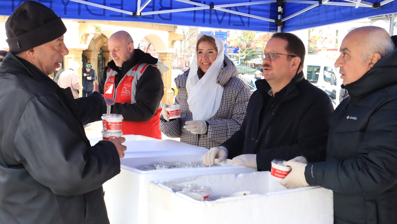 Izmit Belediyesinden Berat Kandilinde helva ikrami (1) Izmit Belediyesinden Berat Kandilinde helva ikrami (1)