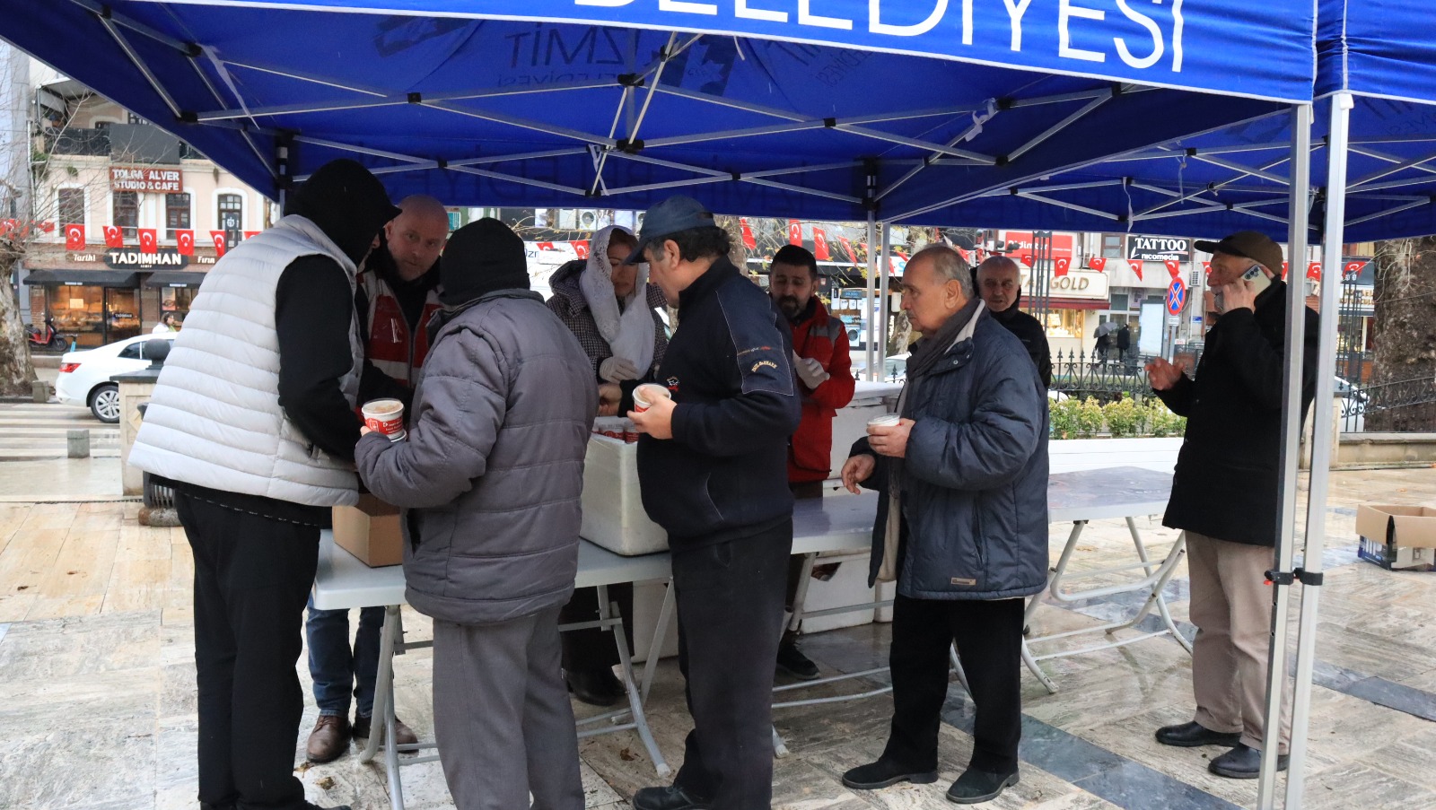Izmit Belediyesinden Berat Kandilinde helva ikrami (10) Izmit Belediyesinden Berat Kandilinde helva ikrami (10)
