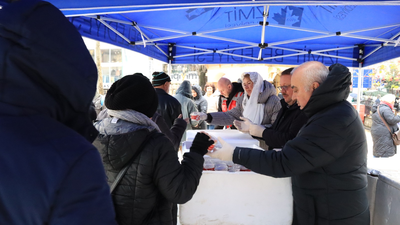 Izmit Belediyesinden Berat Kandilinde helva ikrami (11) Izmit Belediyesinden Berat Kandilinde helva ikrami (11)