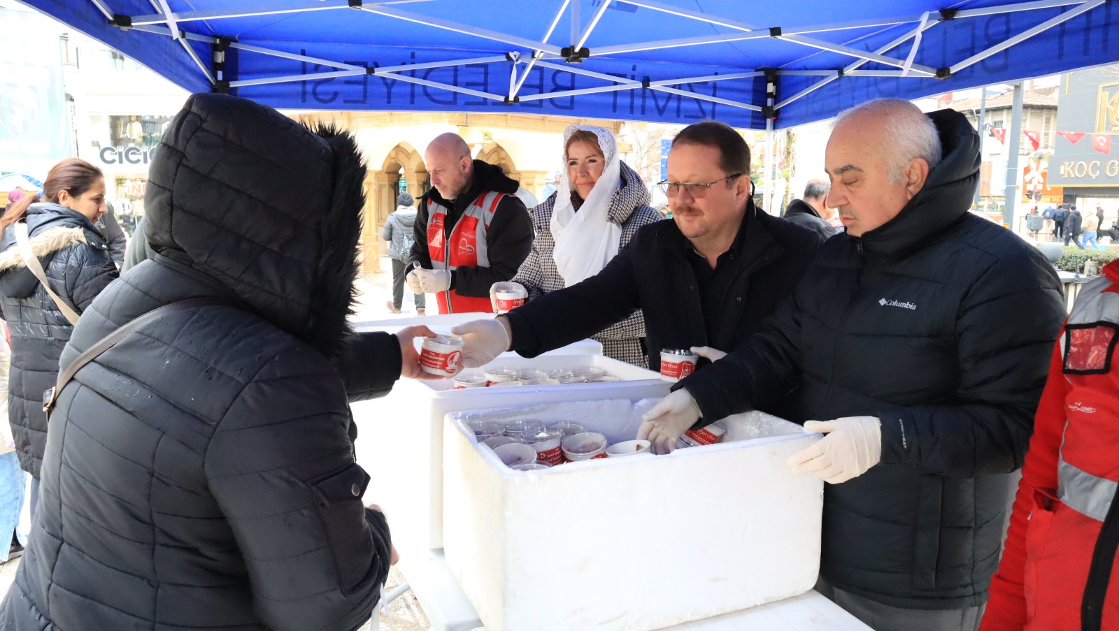 Izmit Belediyesinden Berat Kandilinde helva ikrami (12) Izmit Belediyesinden Berat Kandilinde helva ikrami (12)