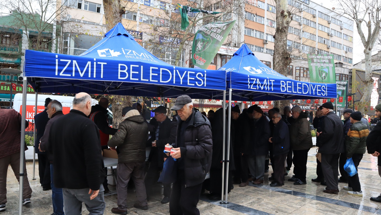 Izmit Belediyesinden Berat Kandilinde helva ikrami (3) Izmit Belediyesinden Berat Kandilinde helva ikrami (3)