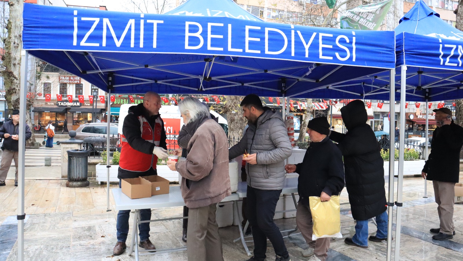 Izmit Belediyesinden Berat Kandilinde helva ikrami (7) Izmit Belediyesinden Berat Kandilinde helva ikrami (7)