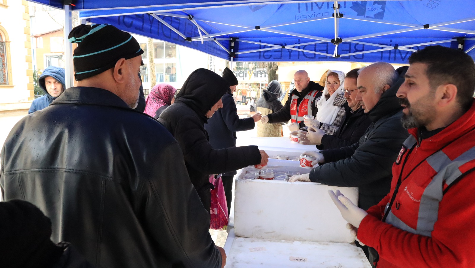 Izmit Belediyesinden Berat Kandilinde helva ikrami (9) Izmit Belediyesinden Berat Kandilinde helva ikrami (9)