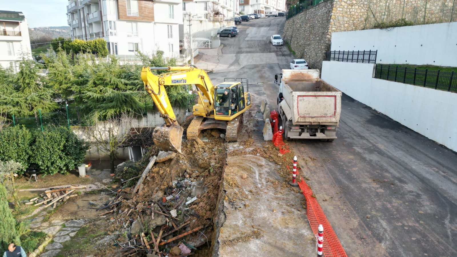 İzmit Belediyesinden Tüysüzler’e yeni istinat duvarı (2) İzmit Belediyesinden Tüysüzler’e yeni istinat duvarı (2)