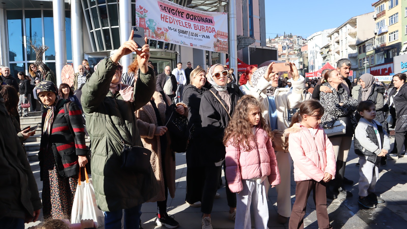 İzmit’te Sevgililer Günü coşkusu Belediye Meydanı’nda yaşandı (1)