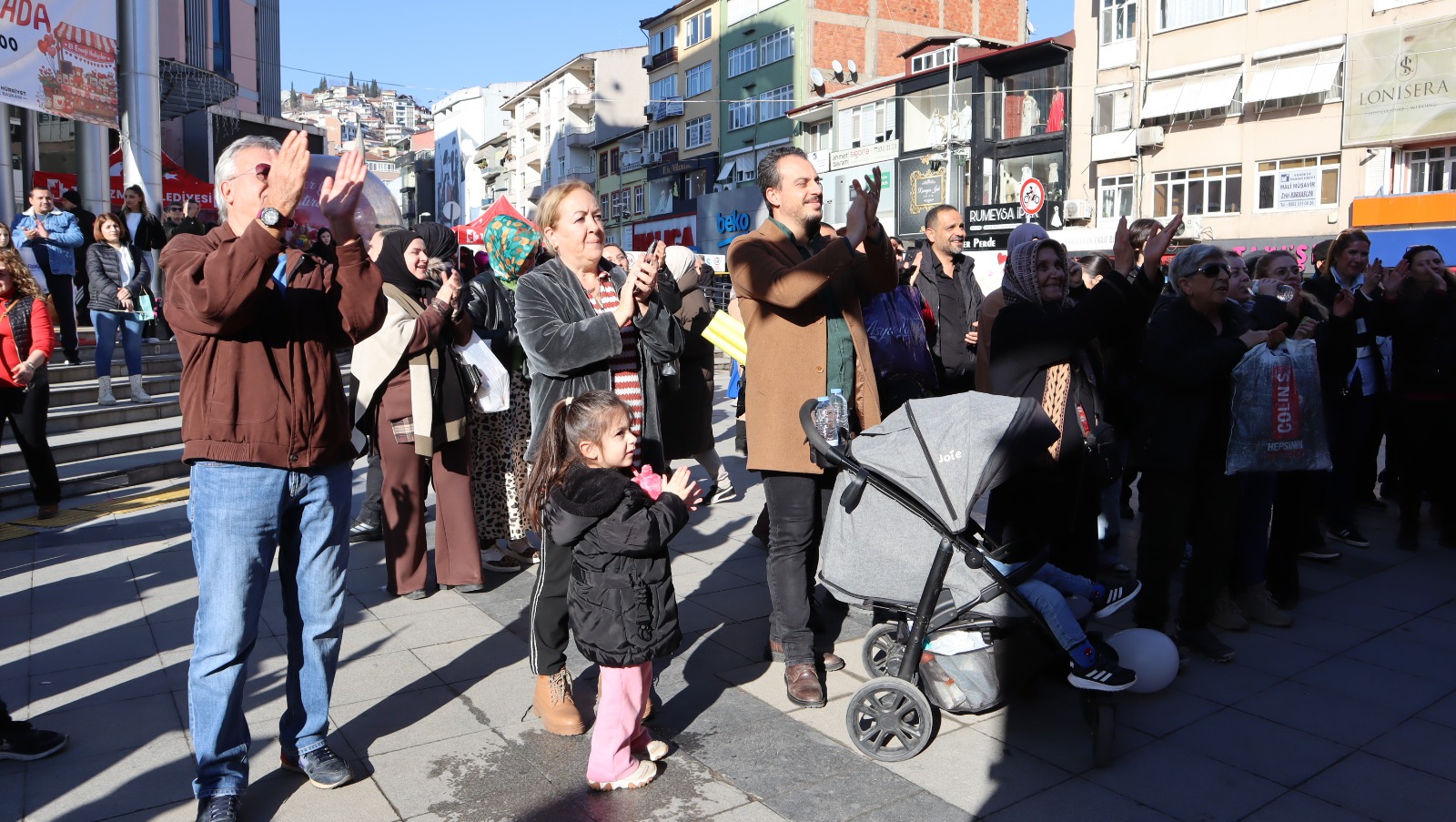 İzmit’te Sevgililer Günü coşkusu Belediye Meydanı’nda yaşandı (11)