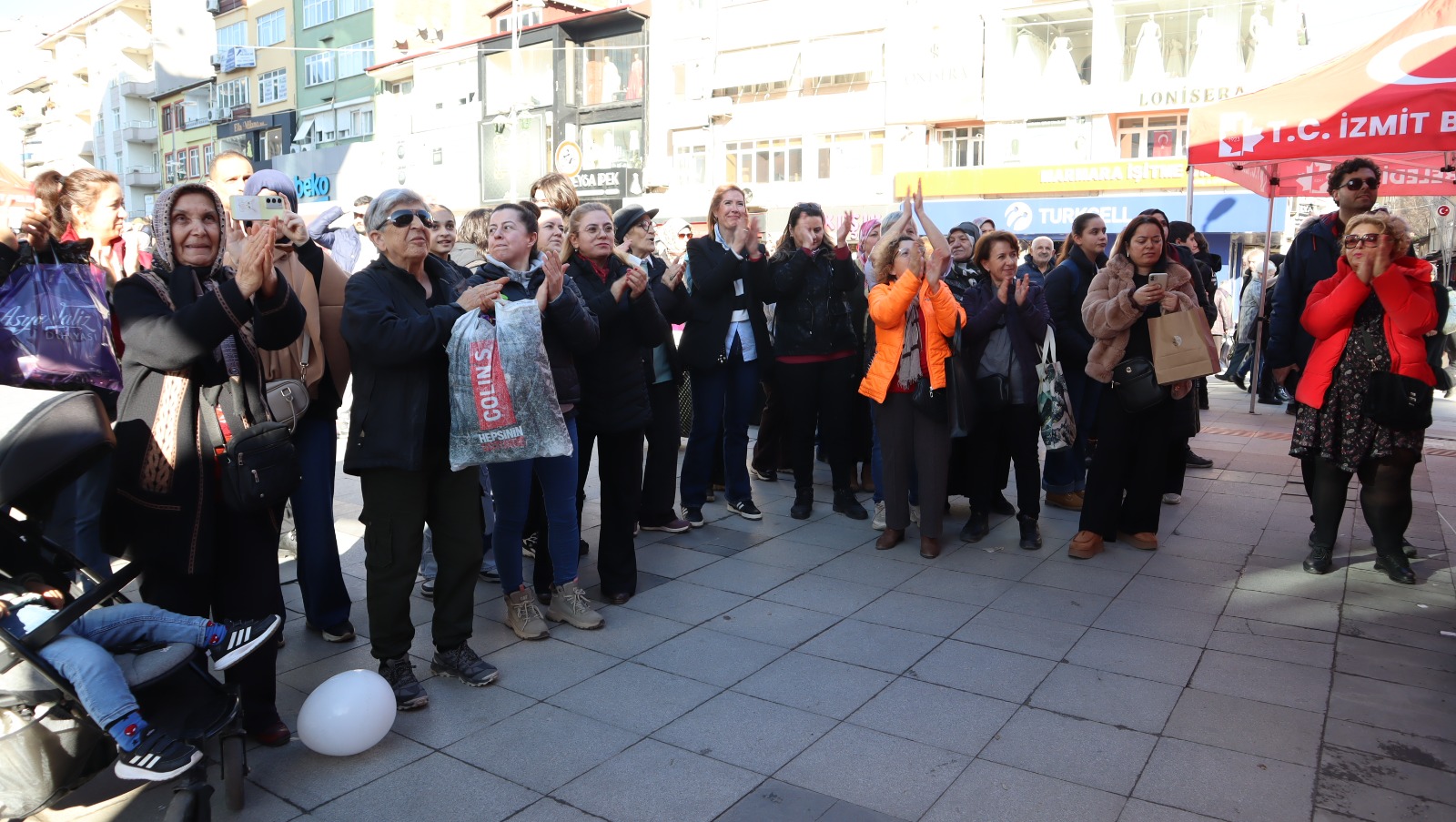 İzmit’te Sevgililer Günü coşkusu Belediye Meydanı’nda yaşandı (14)