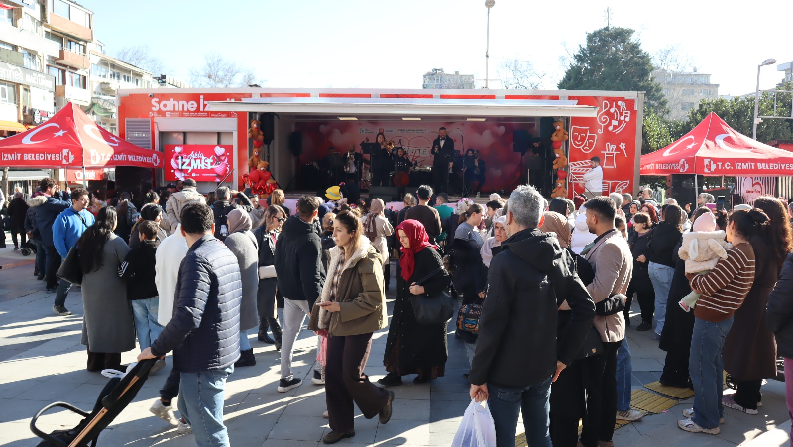 İzmit’te Sevgililer Günü coşkusu Belediye Meydanı’nda yaşandı (28)