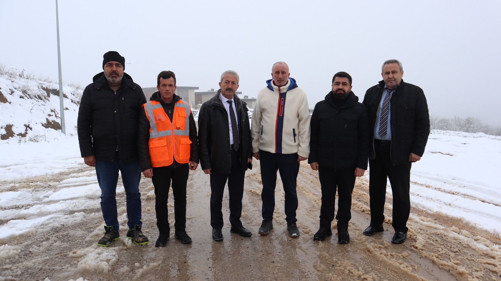 Kabaoğlu Mahalle Muhtarı Gökhan Köysu ve İzmit Belediyesi heyeti (1) Kabaoğlu Mahalle Muhtarı Gökhan Köysu ve İzmit Belediyesi heyeti (1)