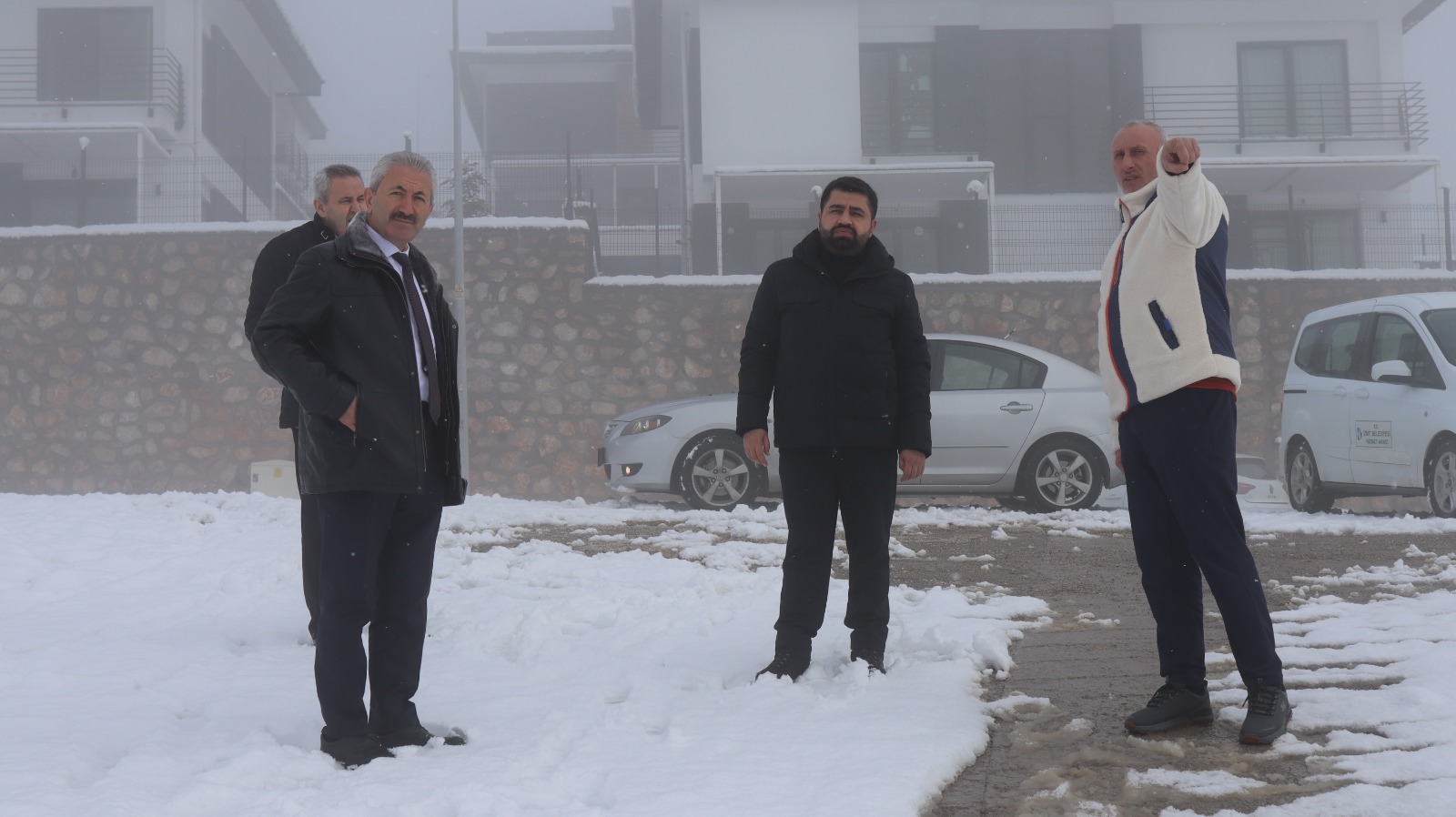 Kabaoğlu Mahalle Muhtarı Gökhan Köysu ve İzmit Belediyesi heyeti (4) Kabaoğlu Mahalle Muhtarı Gökhan Köysu ve İzmit Belediyesi heyeti (4)