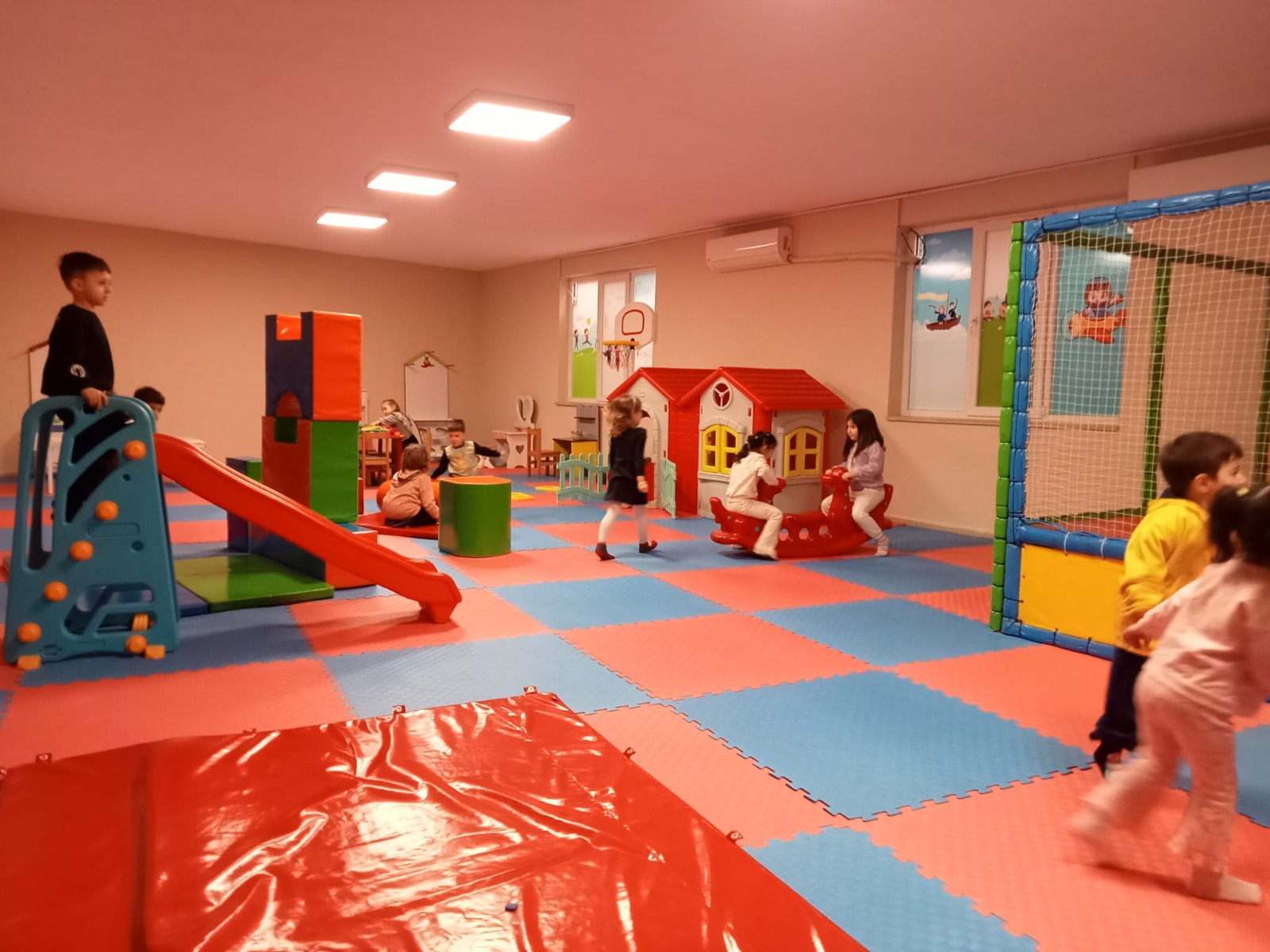 Miniklerden IZGIM'e renkli ziyaret (2) Miniklerden IZGIM'e renkli ziyaret (2)