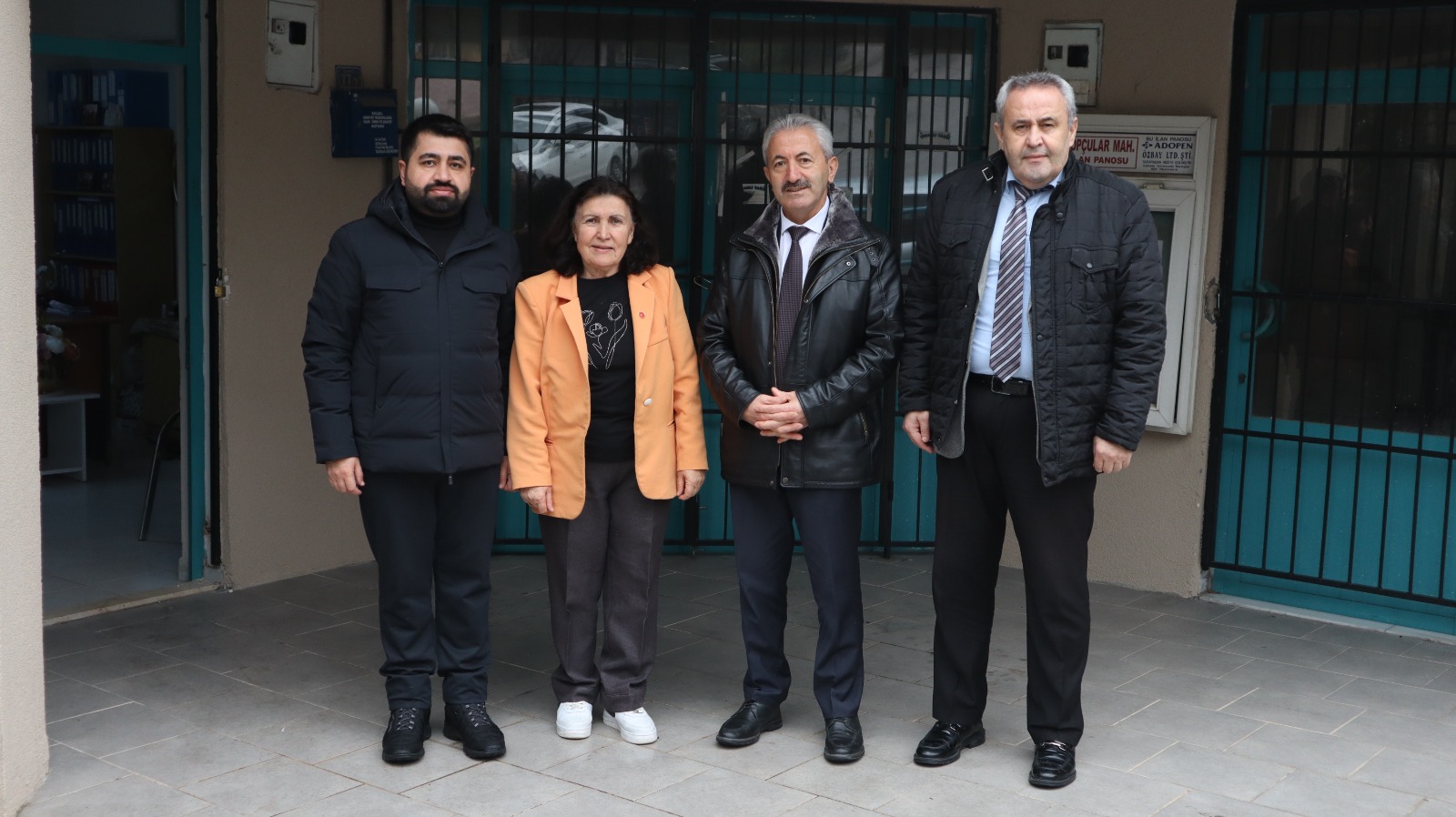 Topçular Mahalle Muhtarı Nazhanım Yazar ve İzmit Belediyesi Heyeti (1) Topçular Mahalle Muhtarı Nazhanım Yazar ve İzmit Belediyesi Heyeti (1)