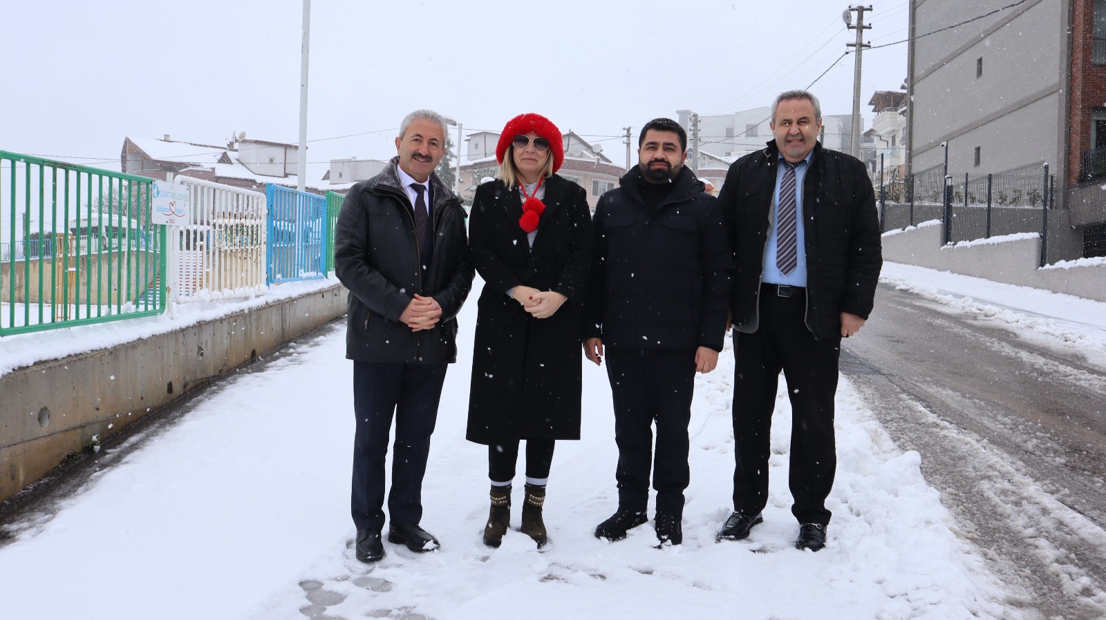 Tüysüzler Mahalle Muhtarı Songül Yalçın ve İzmit Belediyesi heyeti (2) Tüysüzler Mahalle Muhtarı Songül Yalçın ve İzmit Belediyesi heyeti (2)
