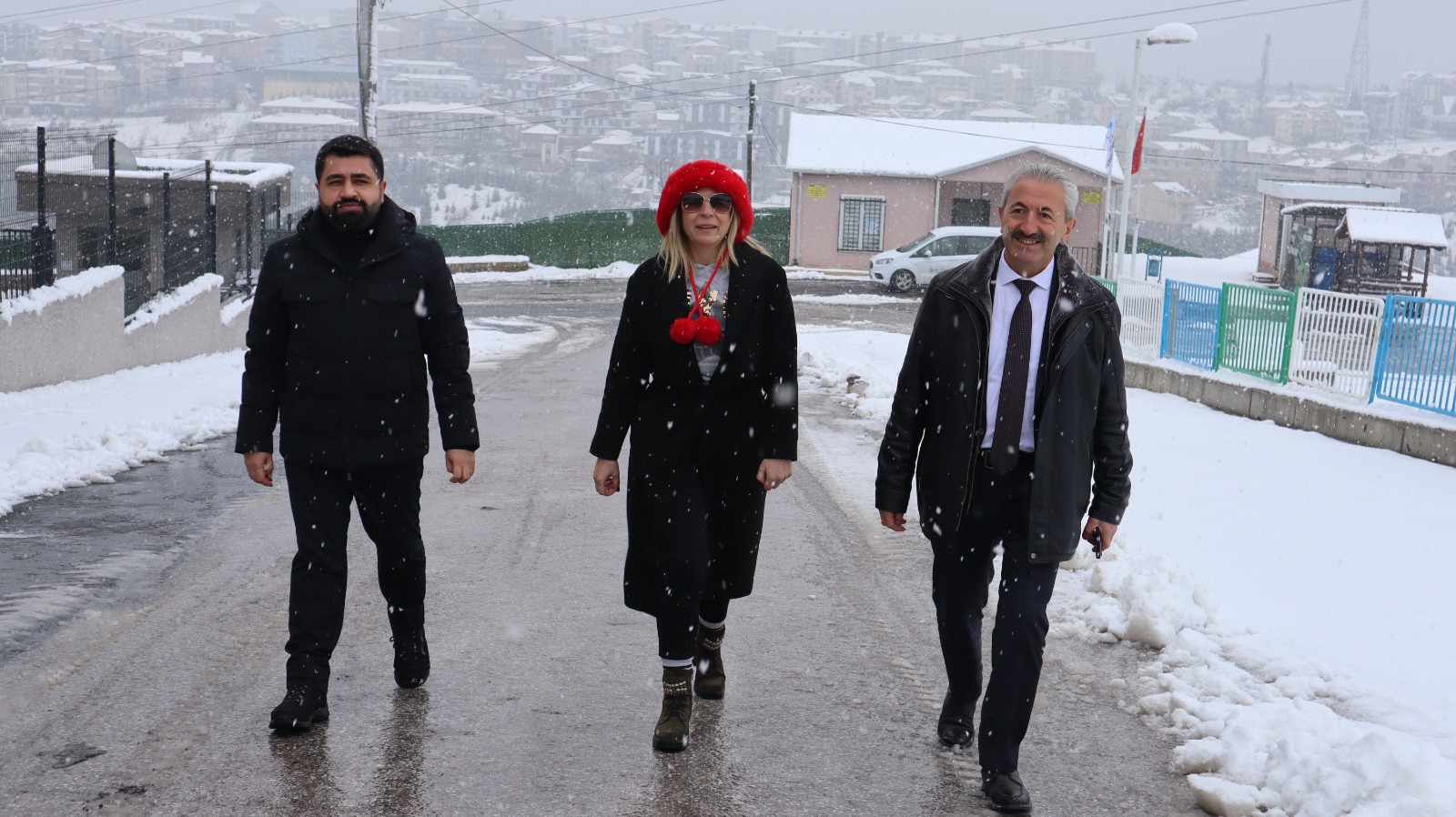 Tüysüzler Mahalle Muhtarı Songül Yalçın ve İzmit Belediyesi heyeti (4) Tüysüzler Mahalle Muhtarı Songül Yalçın ve İzmit Belediyesi heyeti (4)