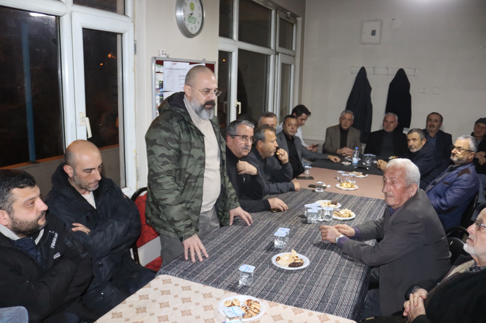 Veteriner Isleri Müdürü Mehmet Çetinkaya bilgi verirken