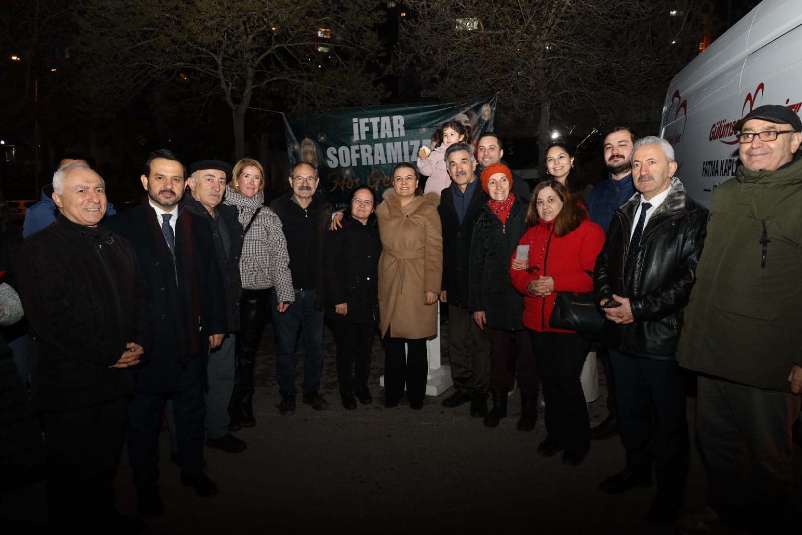 Fatma Baskan, Akarca'da yüzlerce vatandaslarla ayni sofrada bulustu (1)