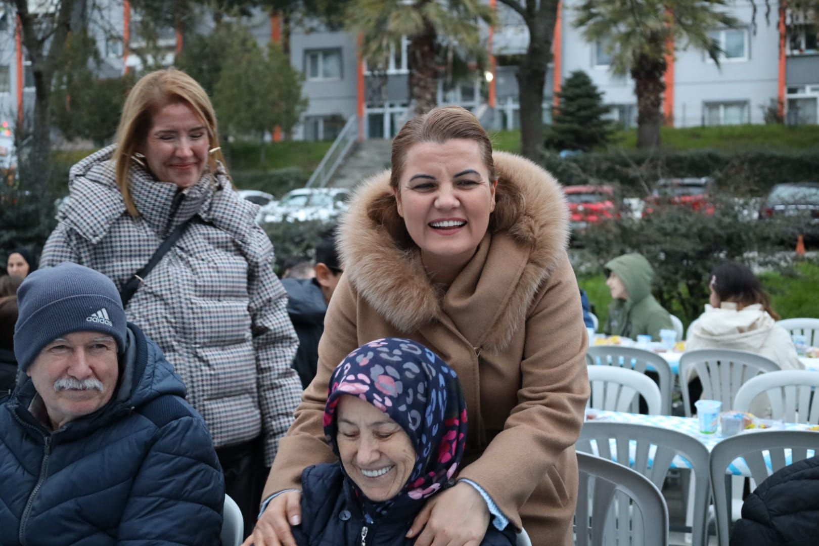 Fatma Baskan, Akarca'da yüzlerce vatandaslarla ayni sofrada bulustu (12)