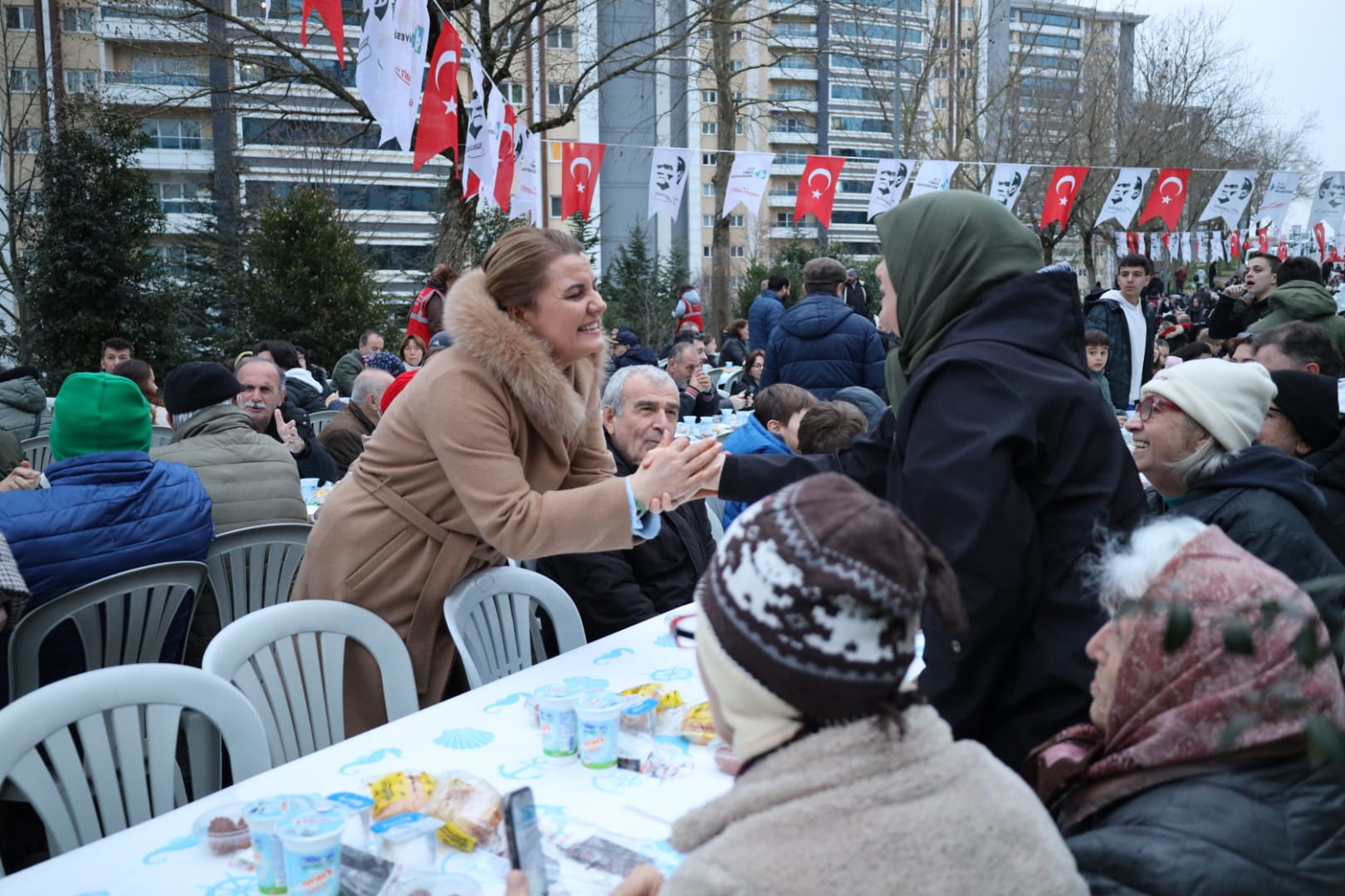 Fatma Baskan, Akarca'da yüzlerce vatandaslarla ayni sofrada bulustu (3)
