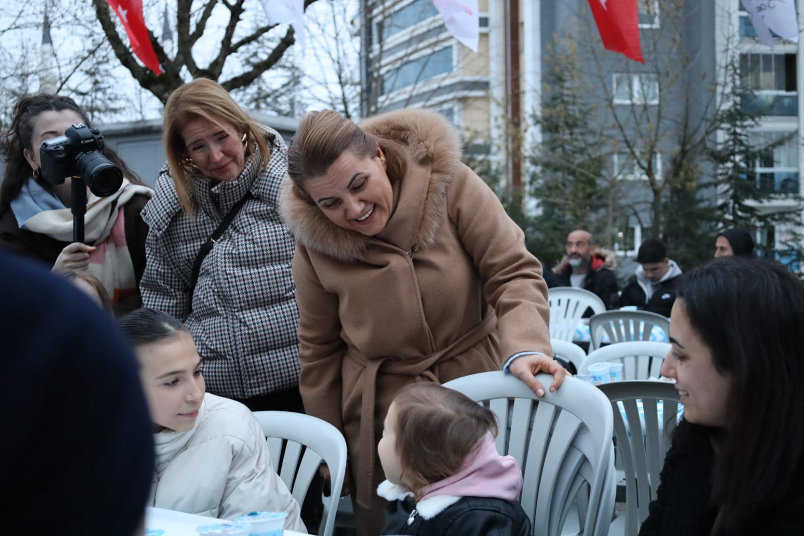 Fatma Baskan, Akarca'da yüzlerce vatandaslarla ayni sofrada bulustu (5)