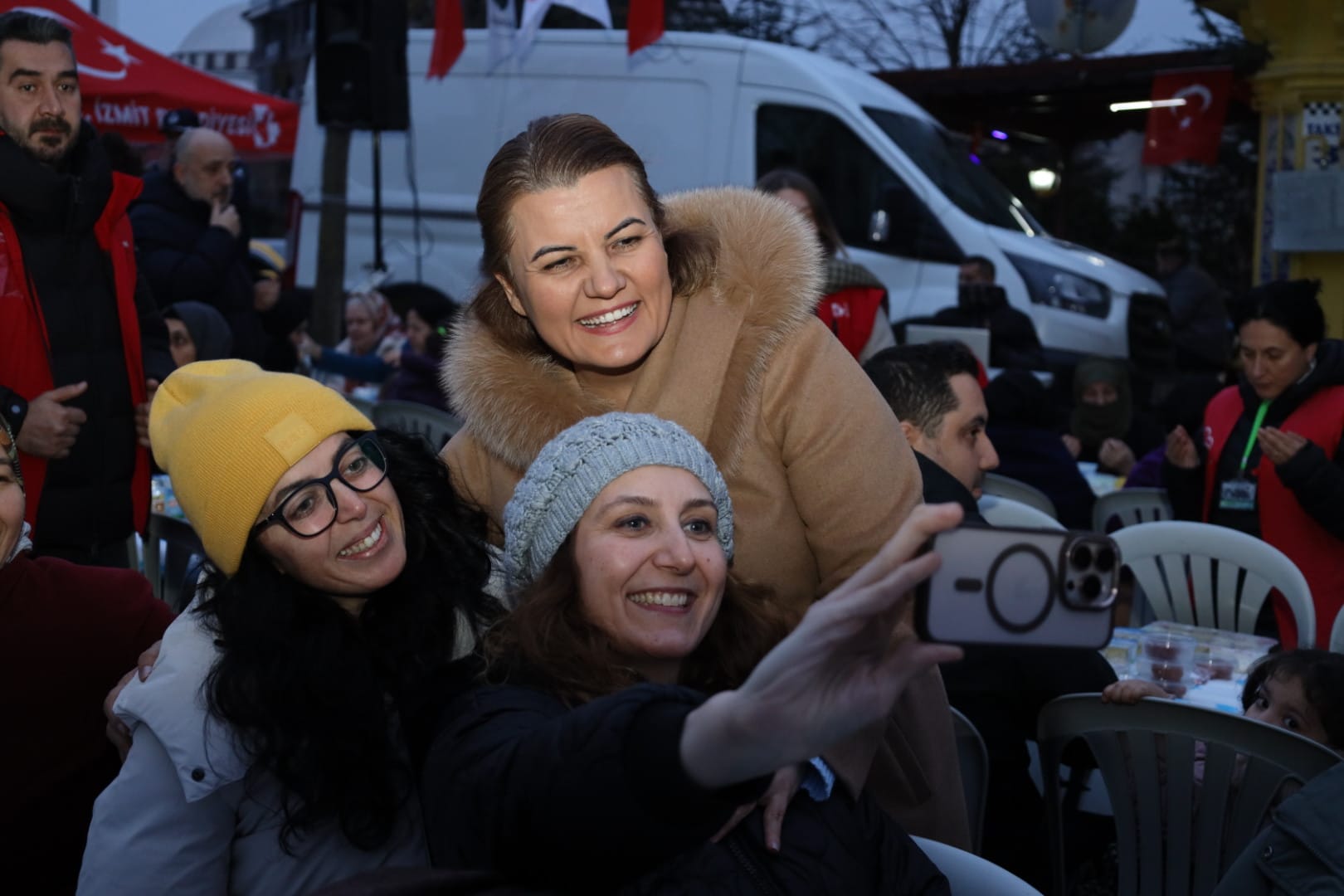 Fatma Baskan, Akarca'da yüzlerce vatandaslarla ayni sofrada bulustu (9)