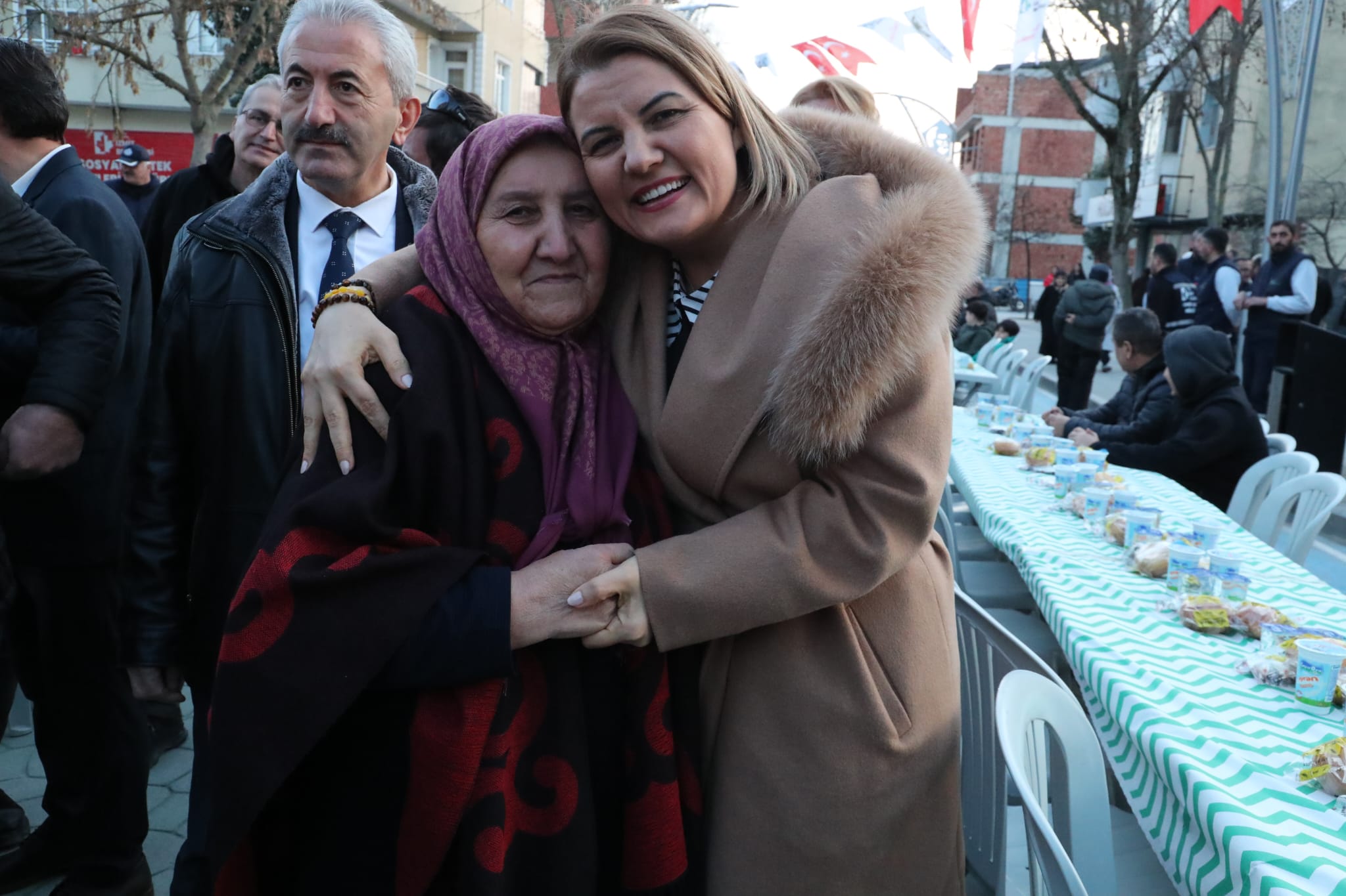 Fatma Baskan Alikahya'da kurulan gönül sofrasinda vatandaslarla bulustu (3)