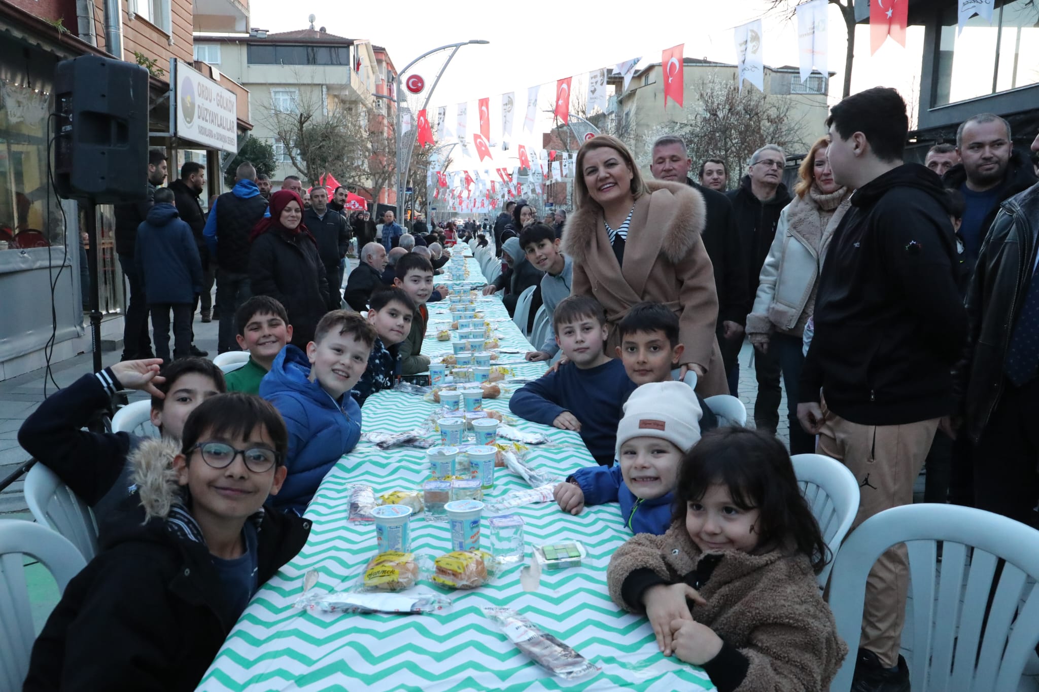 Fatma Baskan Alikahya'da kurulan gönül sofrasinda vatandaslarla bulustu (4)