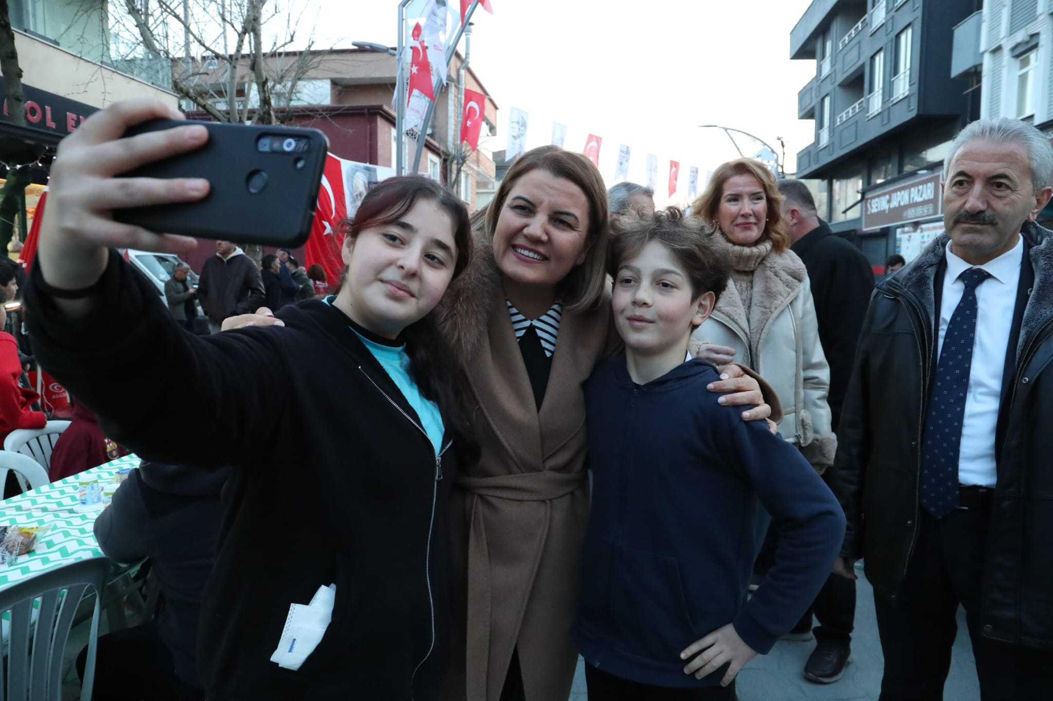 Fatma Baskan Alikahya'da kurulan gönül sofrasinda vatandaslarla bulustu (5)