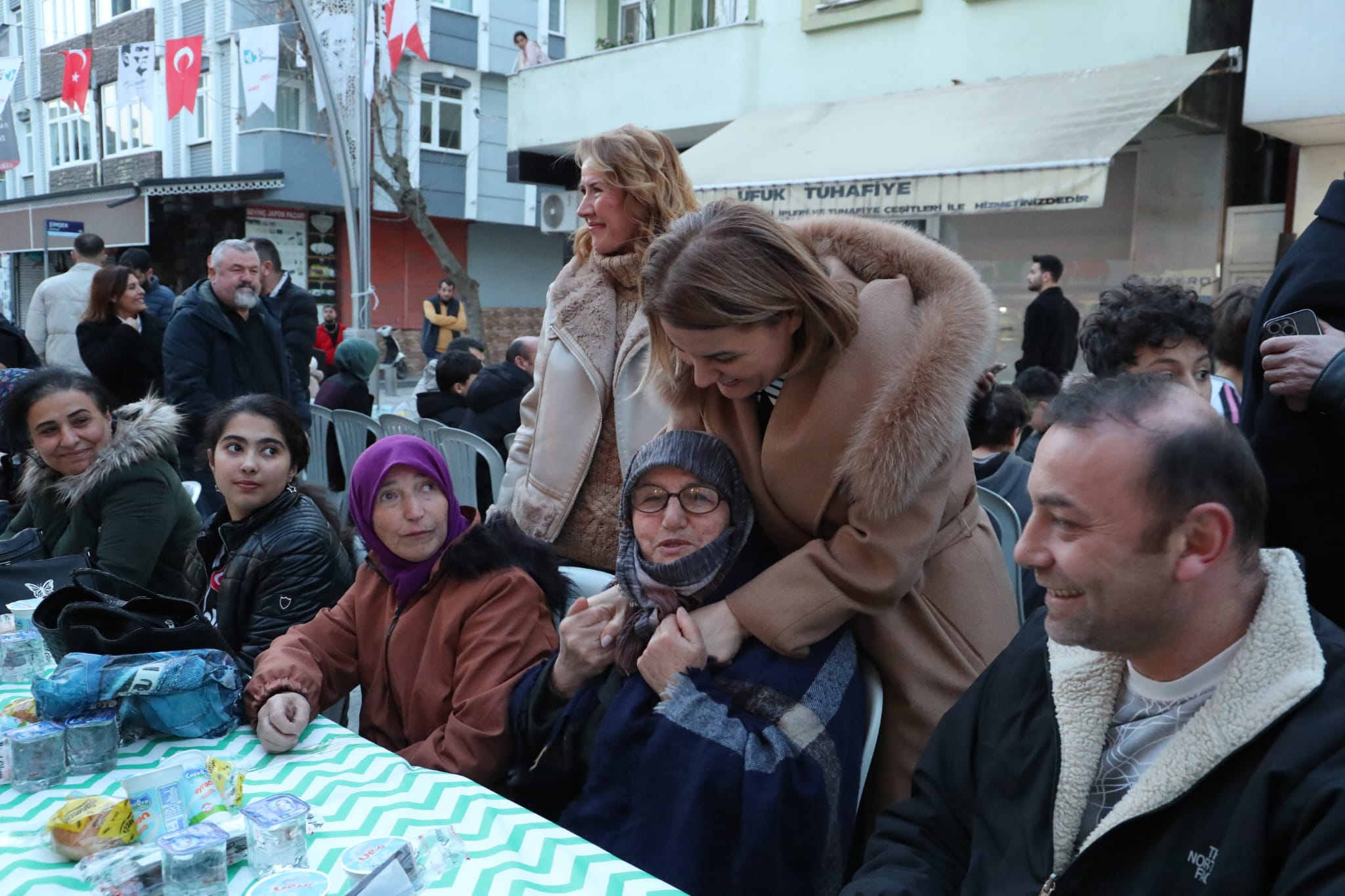 Fatma Baskan Alikahya'da kurulan gönül sofrasinda vatandaslarla bulustu (6)