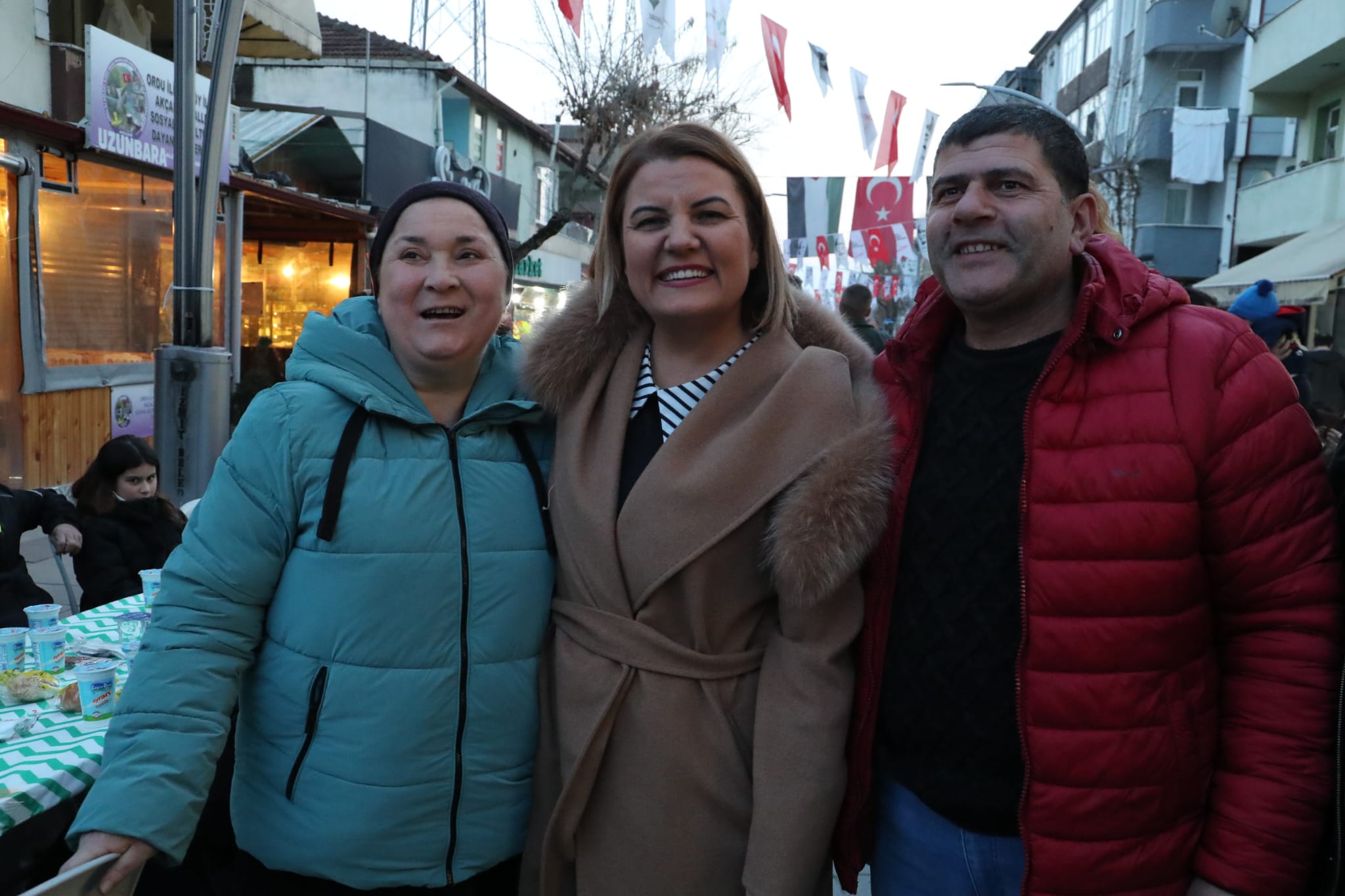 Fatma Baskan Alikahya'da kurulan gönül sofrasinda vatandaslarla bulustu (7)