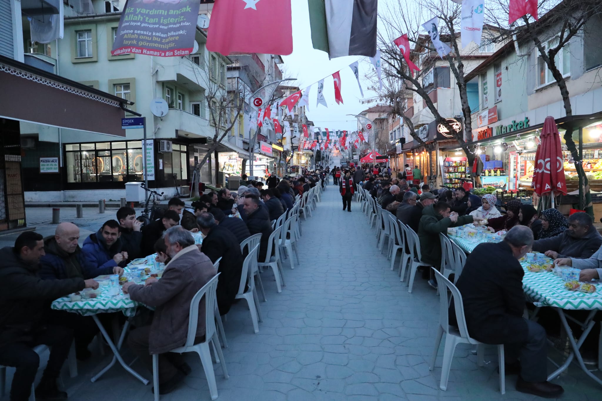 Fatma Baskan Alikahya'da kurulan gönül sofrasinda vatandaslarla bulustu (8)