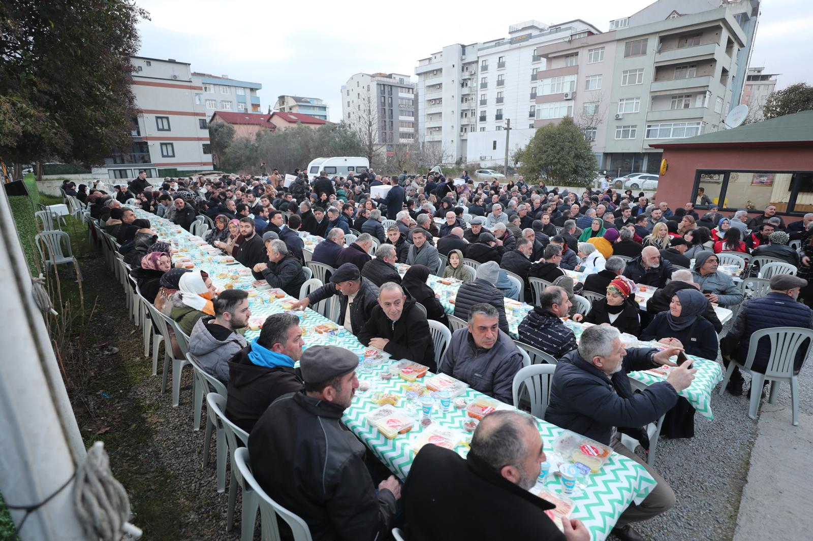 Fatma Başkan Gebzeli vatandaşlarla iftar sofrasında buluştu (3) Fatma Başkan Gebzeli vatandaşlarla iftar sofrasında buluştu (3)