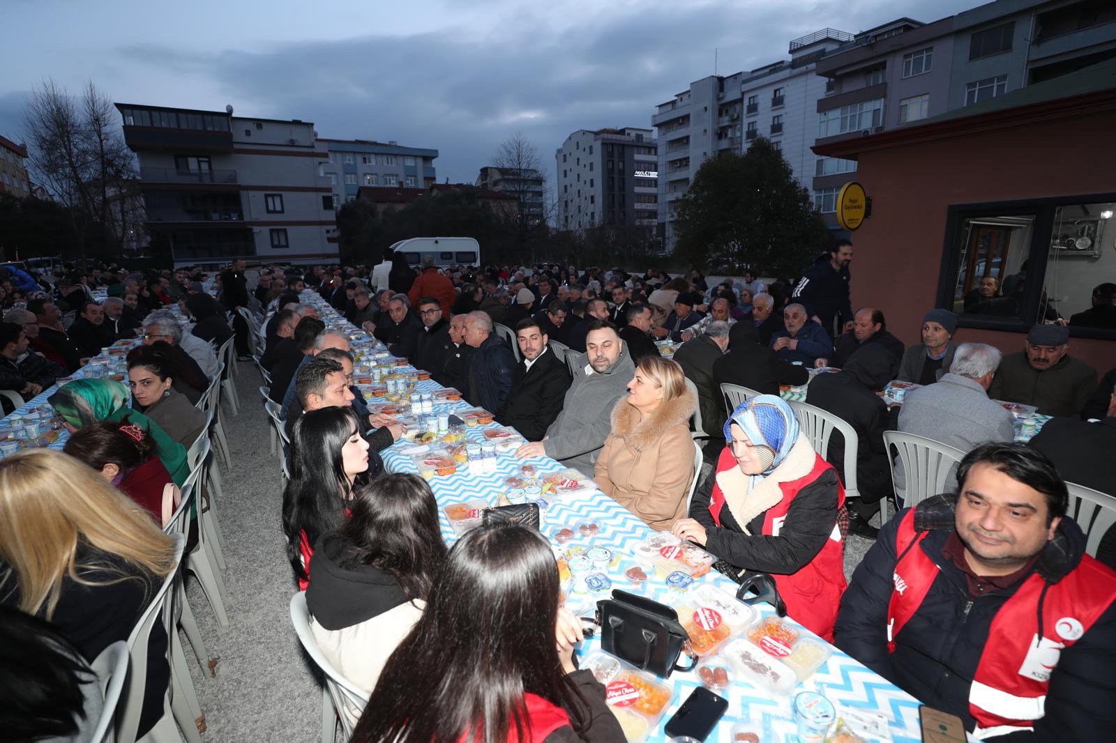 Fatma Başkan Gebzeli vatandaşlarla iftar sofrasında buluştu (5) Fatma Başkan Gebzeli vatandaşlarla iftar sofrasında buluştu (5)