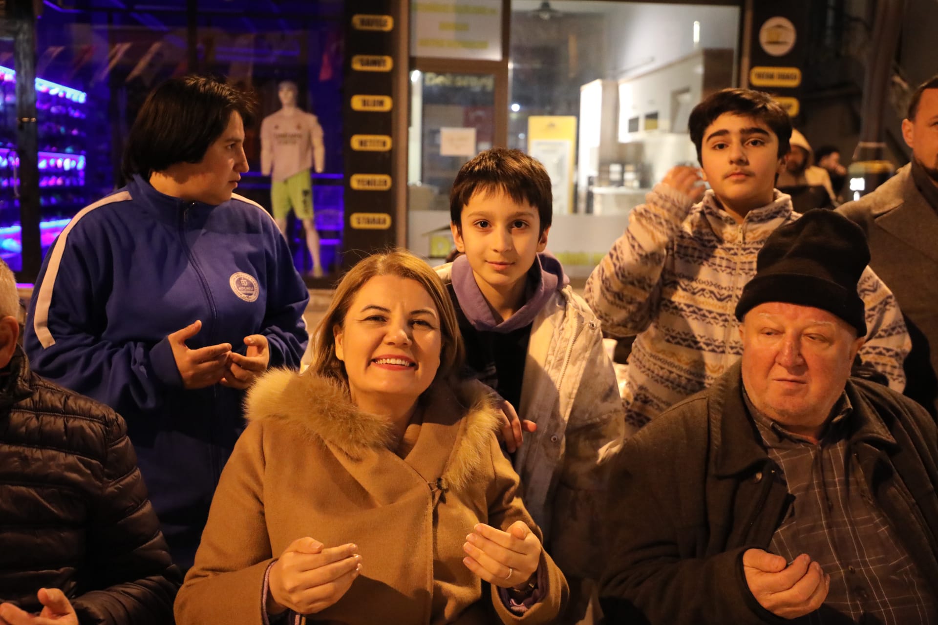 Fatma Baskan, Kuruçesme'de vatandaslarla iftar sofrasinda bulustu (10) Fatma Baskan, Kuruçesme'de vatandaslarla iftar sofrasinda bulustu (10)