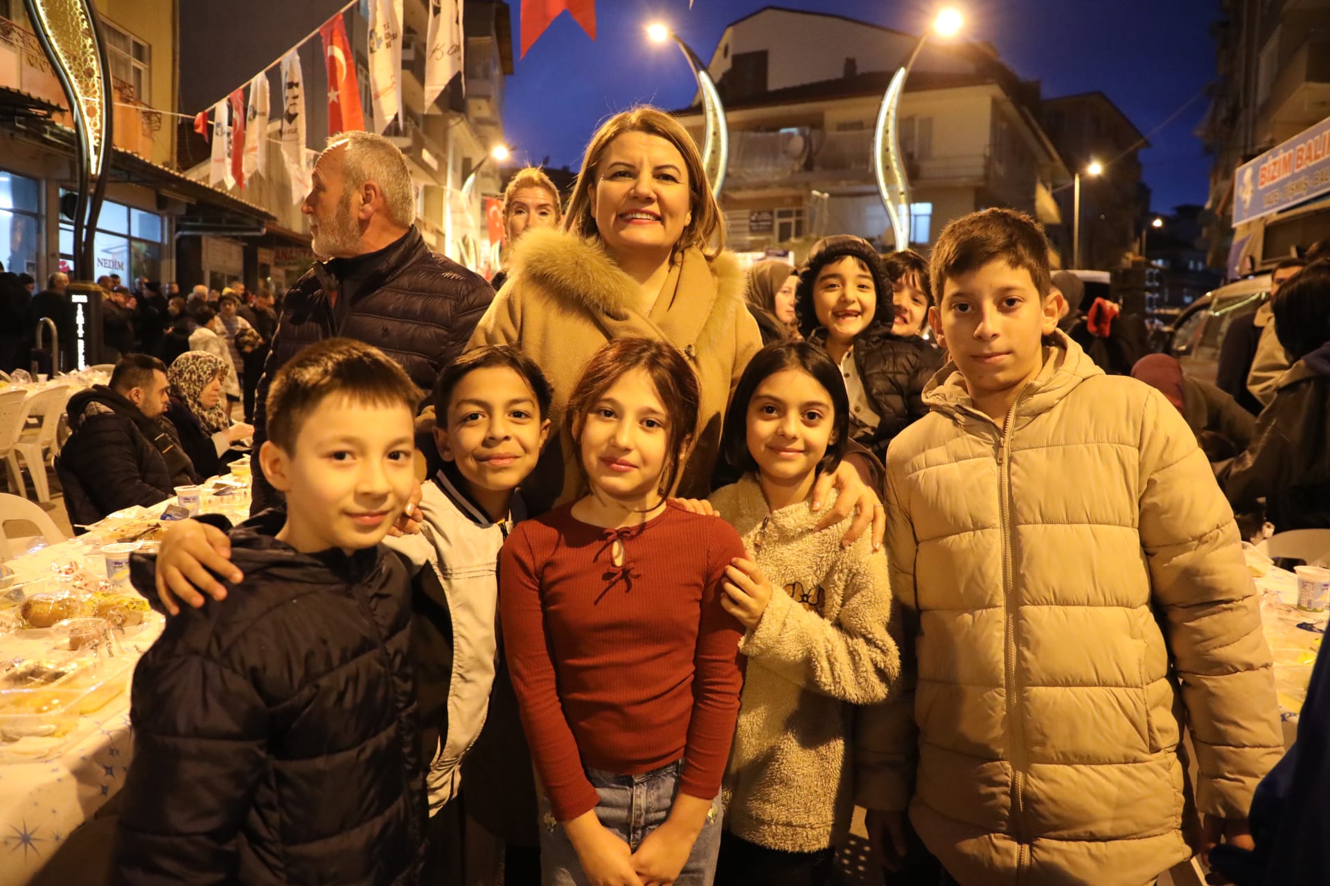 Fatma Baskan, Kuruçesme'de vatandaslarla iftar sofrasinda bulustu (2) Fatma Baskan, Kuruçesme'de vatandaslarla iftar sofrasinda bulustu (2)