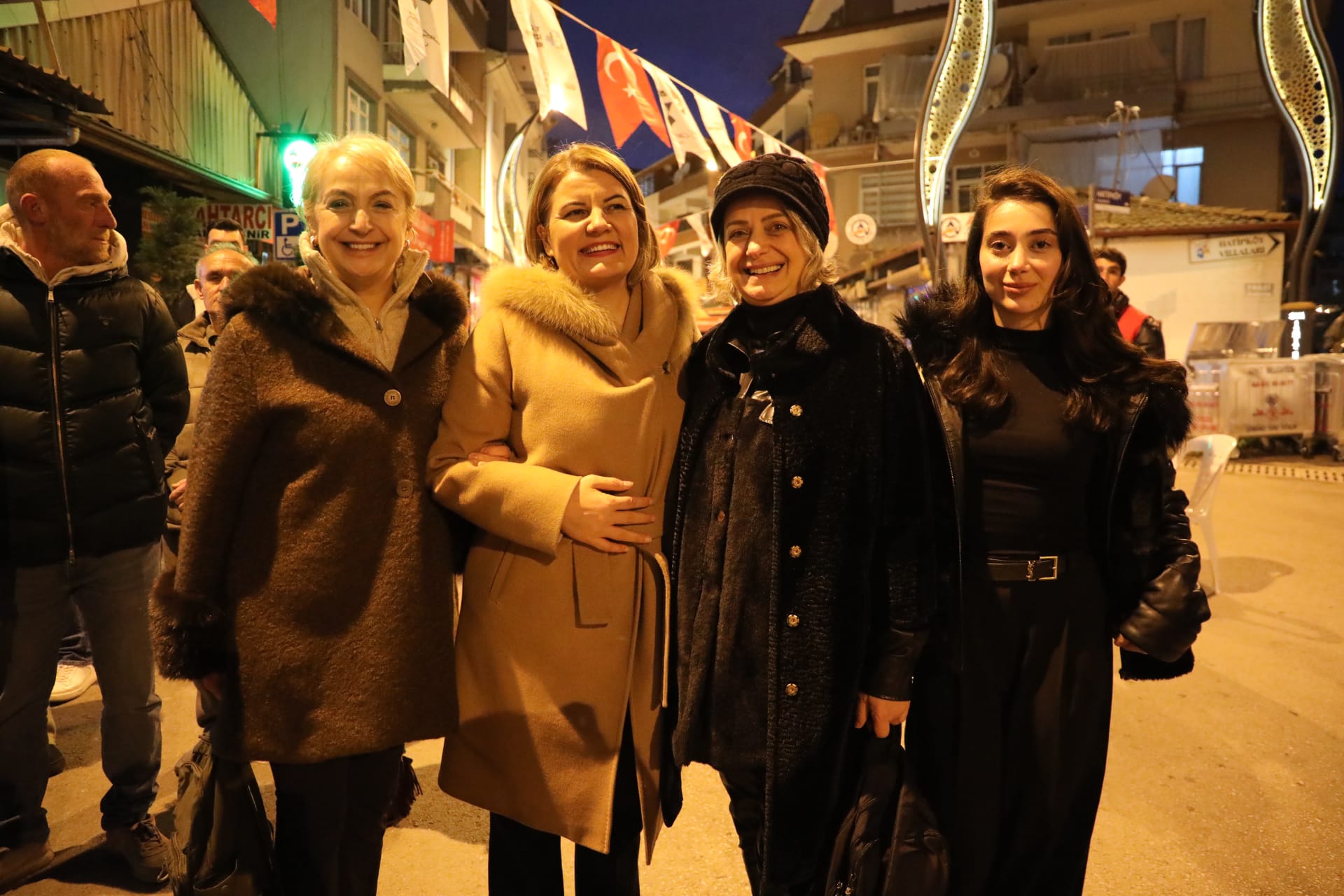 Fatma Baskan, Kuruçesme'de vatandaslarla iftar sofrasinda bulustu (3) Fatma Baskan, Kuruçesme'de vatandaslarla iftar sofrasinda bulustu (3)
