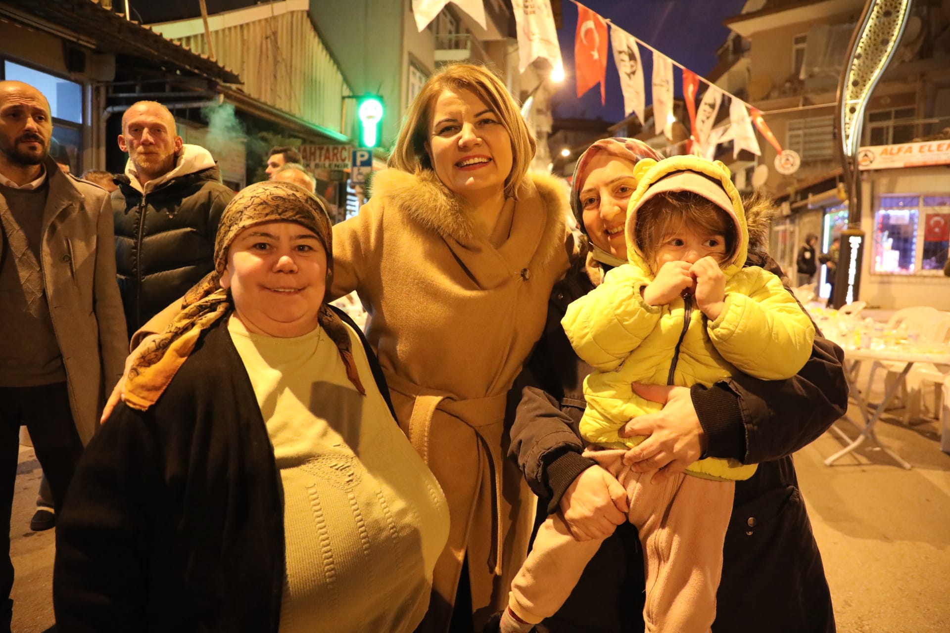 Fatma Baskan, Kuruçesme'de vatandaslarla iftar sofrasinda bulustu (6) Fatma Baskan, Kuruçesme'de vatandaslarla iftar sofrasinda bulustu (6)