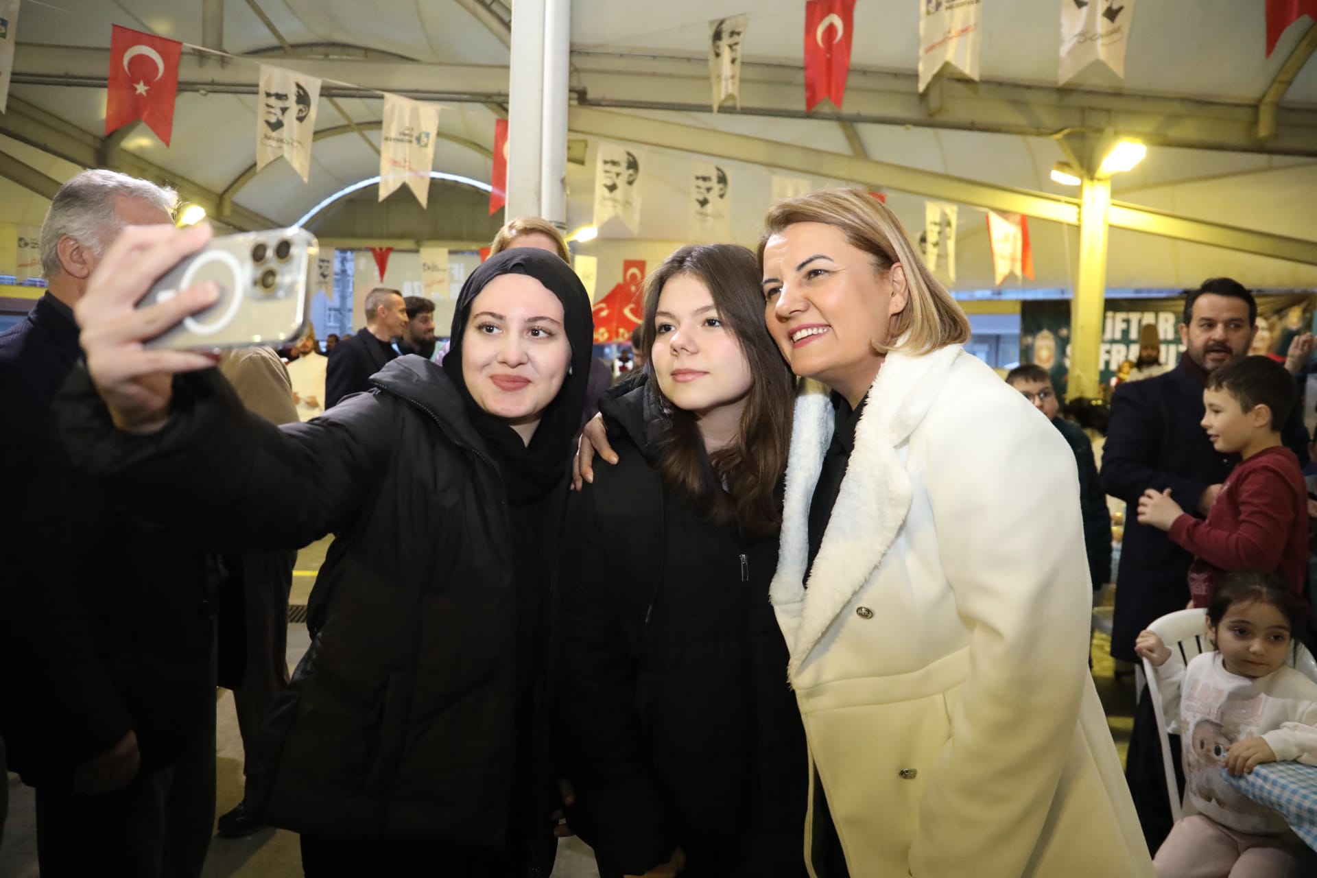 Fatma Baskan Yenisehir'de kurulan iftar sofrasinda vatandaslarla bulustu (1)