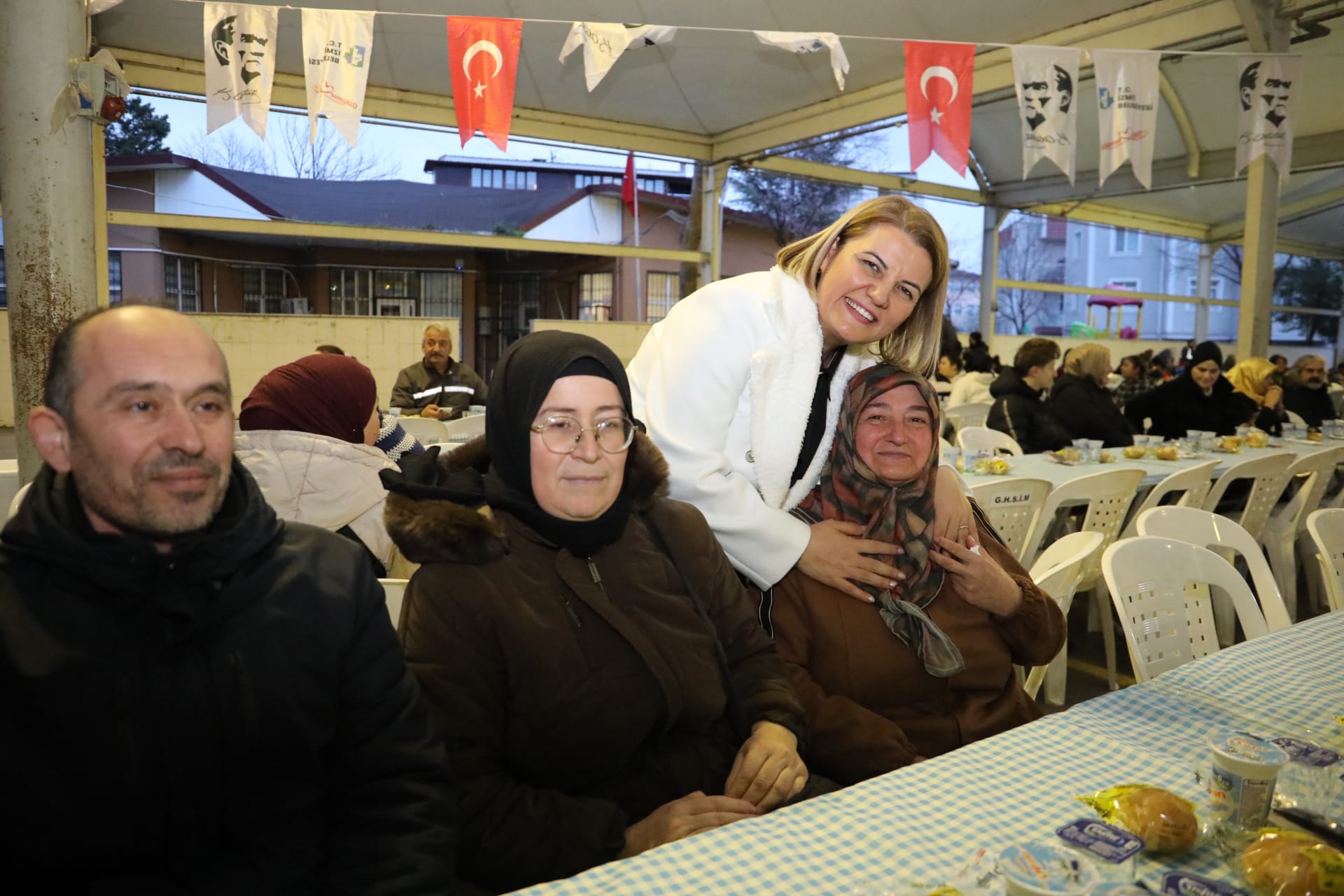 Fatma Baskan Yenisehir'de kurulan iftar sofrasinda vatandaslarla bulustu (10)