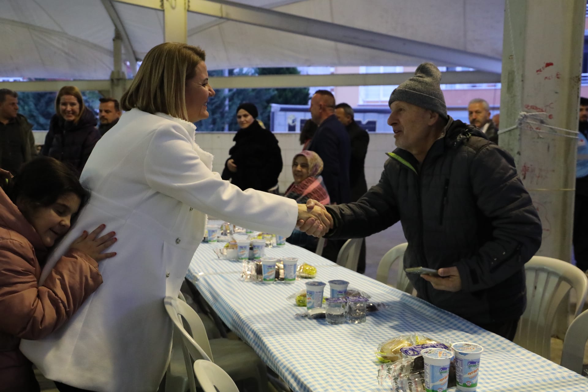 Fatma Baskan Yenisehir'de kurulan iftar sofrasinda vatandaslarla bulustu (15)