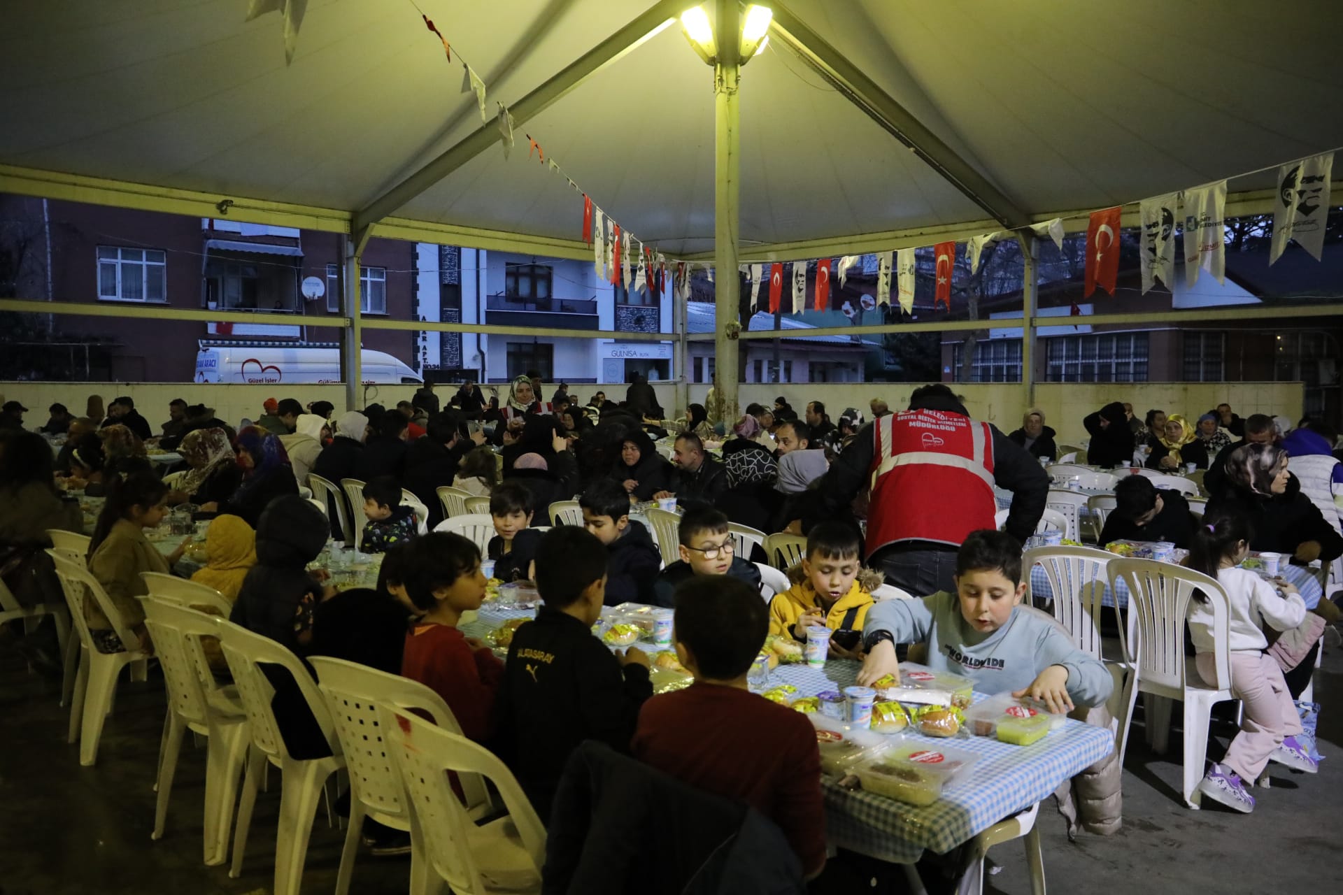 Fatma Baskan Yenisehir'de kurulan iftar sofrasinda vatandaslarla bulustu (5)