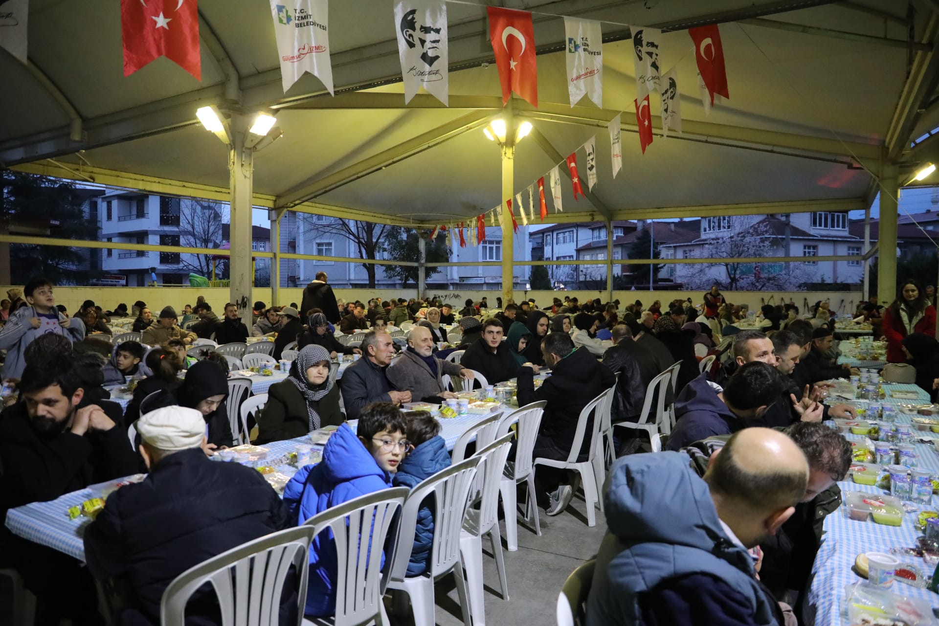 Fatma Baskan Yenisehir'de kurulan iftar sofrasinda vatandaslarla bulustu (8)