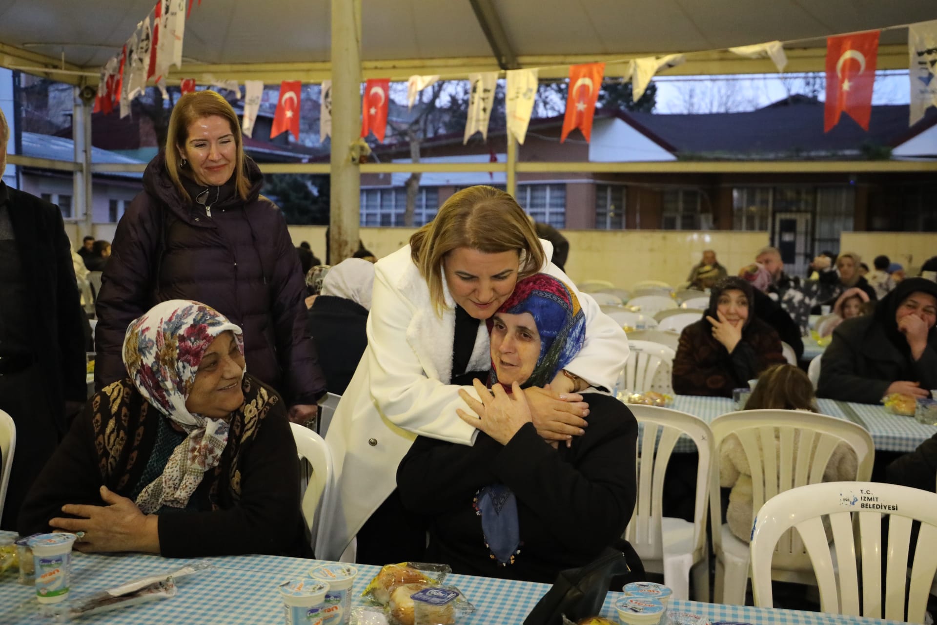 Fatma Baskan Yenisehir'de kurulan iftar sofrasinda vatandaslarla bulustu (9)