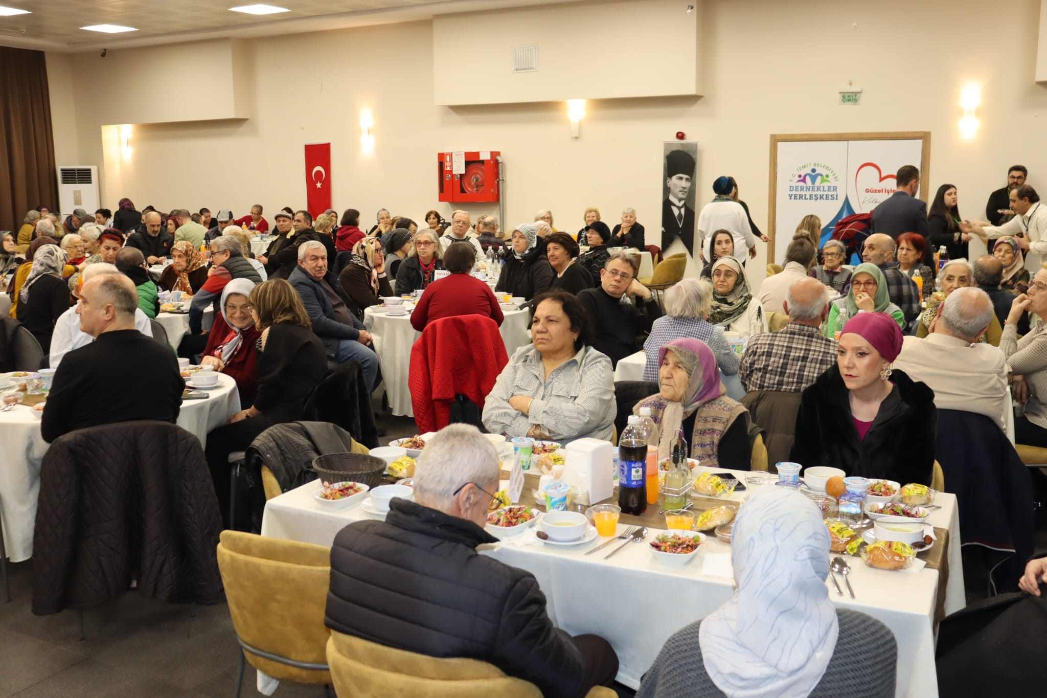 Izmit Belediyesi Asirlik Çinarlarla iftar sofrasinda bulustu (1) Izmit Belediyesi Asirlik Çinarlarla iftar sofrasinda bulustu (1)