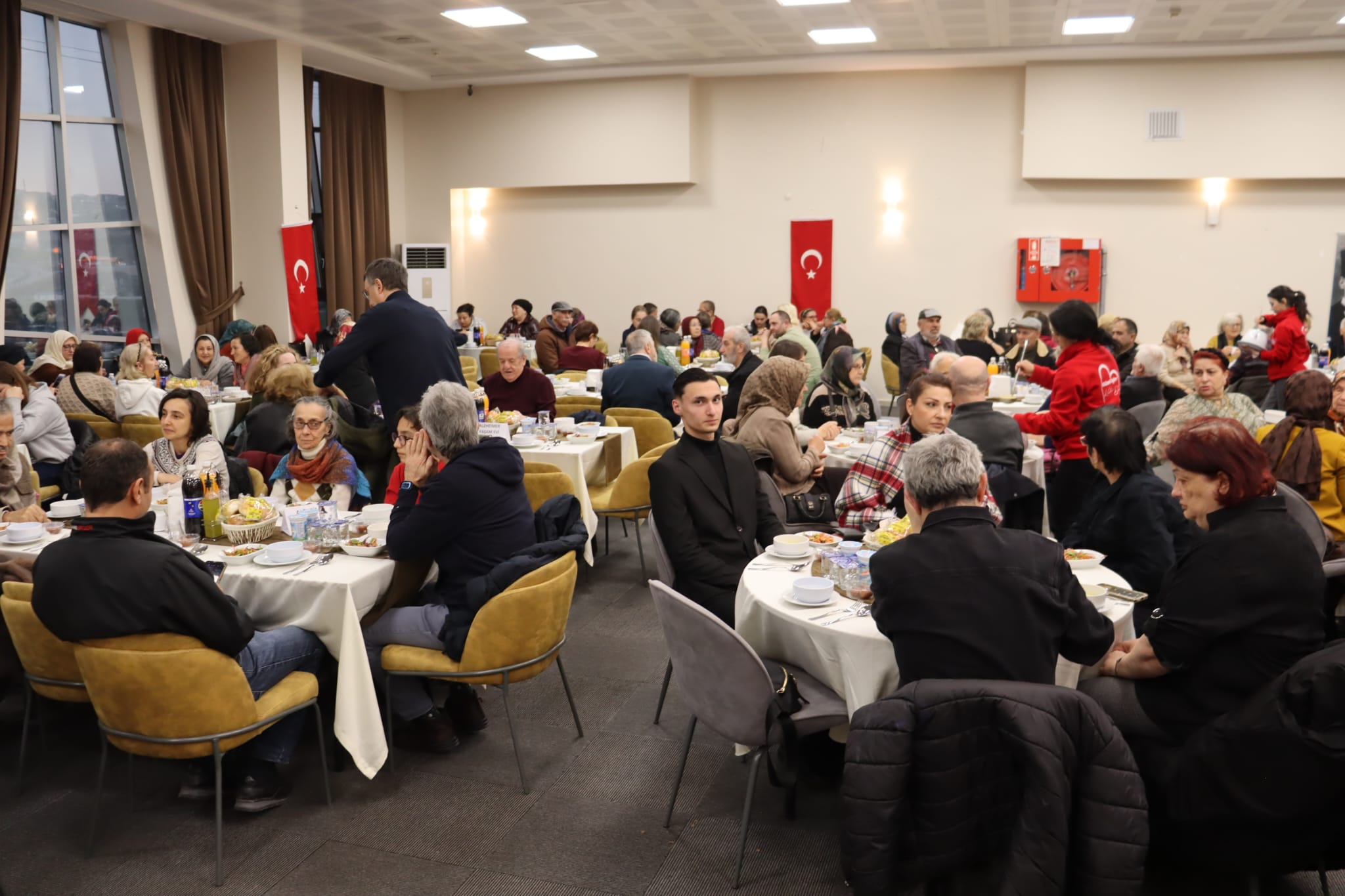 Izmit Belediyesi Asirlik Çinarlarla iftar sofrasinda bulustu (3) Izmit Belediyesi Asirlik Çinarlarla iftar sofrasinda bulustu (3)
