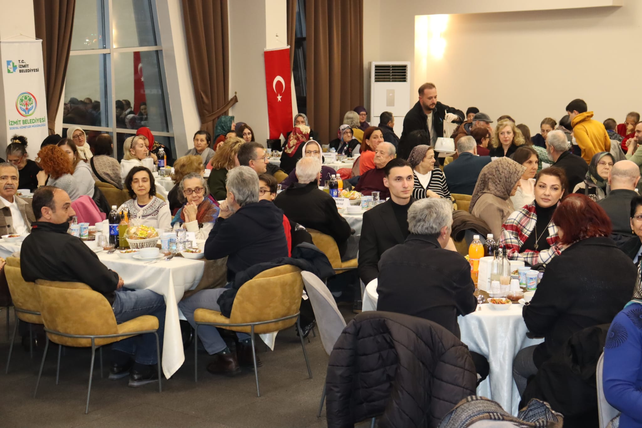 Izmit Belediyesi Asirlik Çinarlarla iftar sofrasinda bulustu (5) Izmit Belediyesi Asirlik Çinarlarla iftar sofrasinda bulustu (5)
