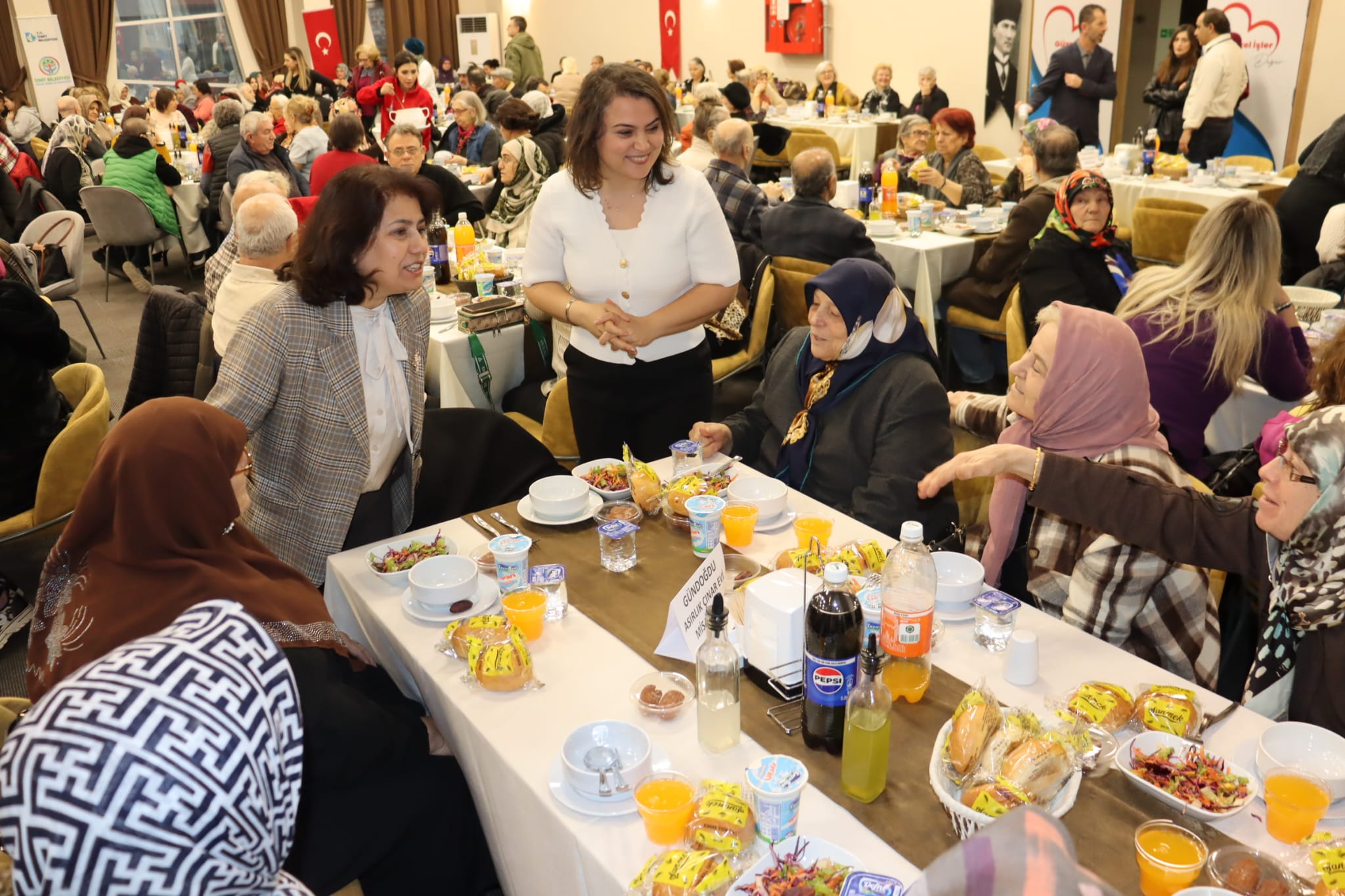 Izmit Belediyesi Asirlik Çinarlarla iftar sofrasinda bulustu (6) Izmit Belediyesi Asirlik Çinarlarla iftar sofrasinda bulustu (6)