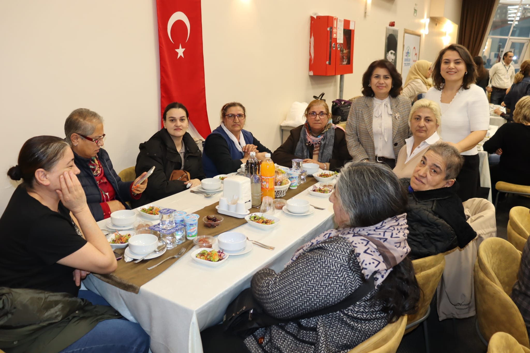Izmit Belediyesi Asirlik Çinarlarla iftar sofrasinda bulustu (7) Izmit Belediyesi Asirlik Çinarlarla iftar sofrasinda bulustu (7)